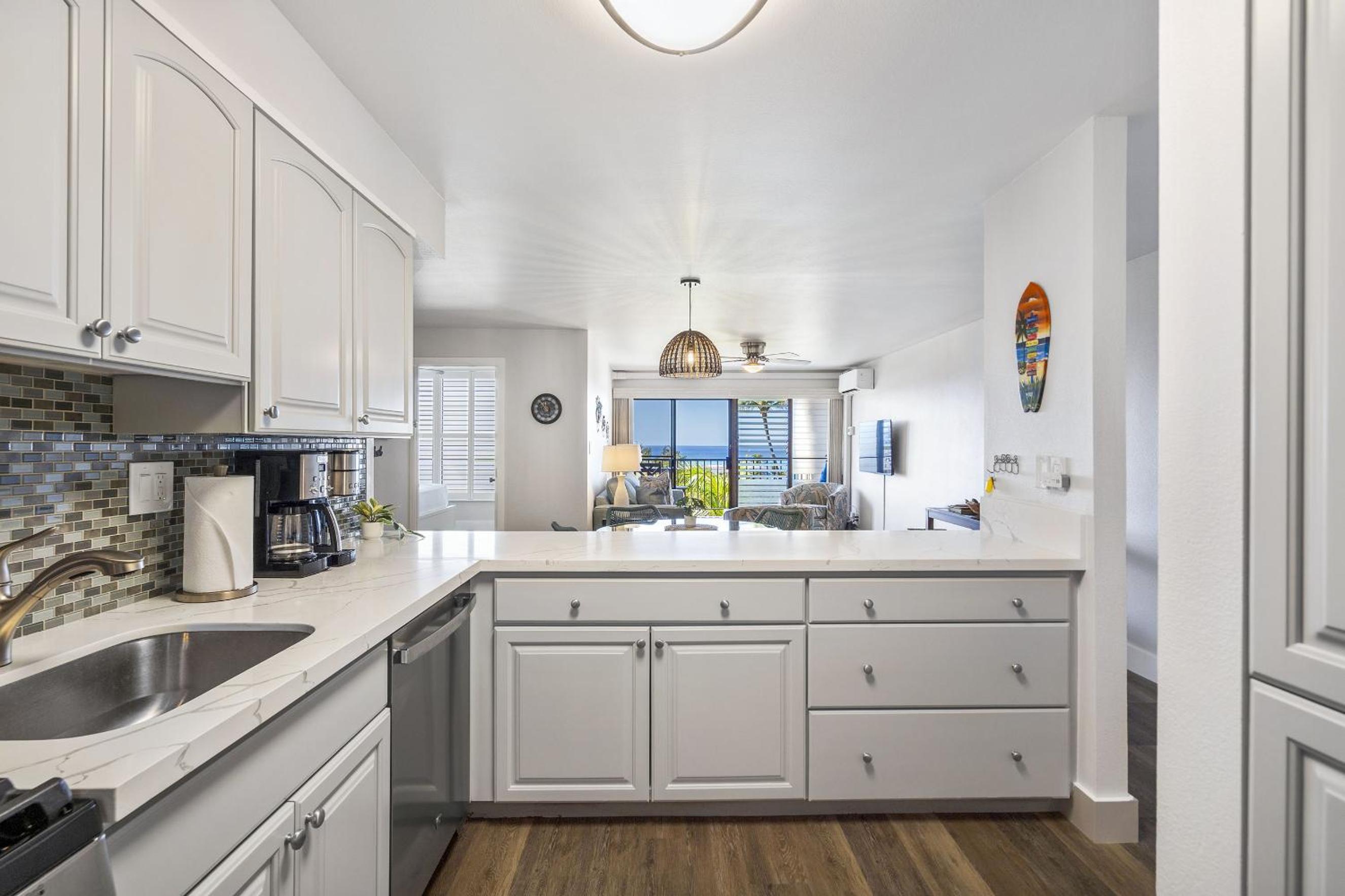 Kihei Akahi D-515: Newly Renovated Ocean View, No Carpet, 3 Zone Split AC, Wi-Fi