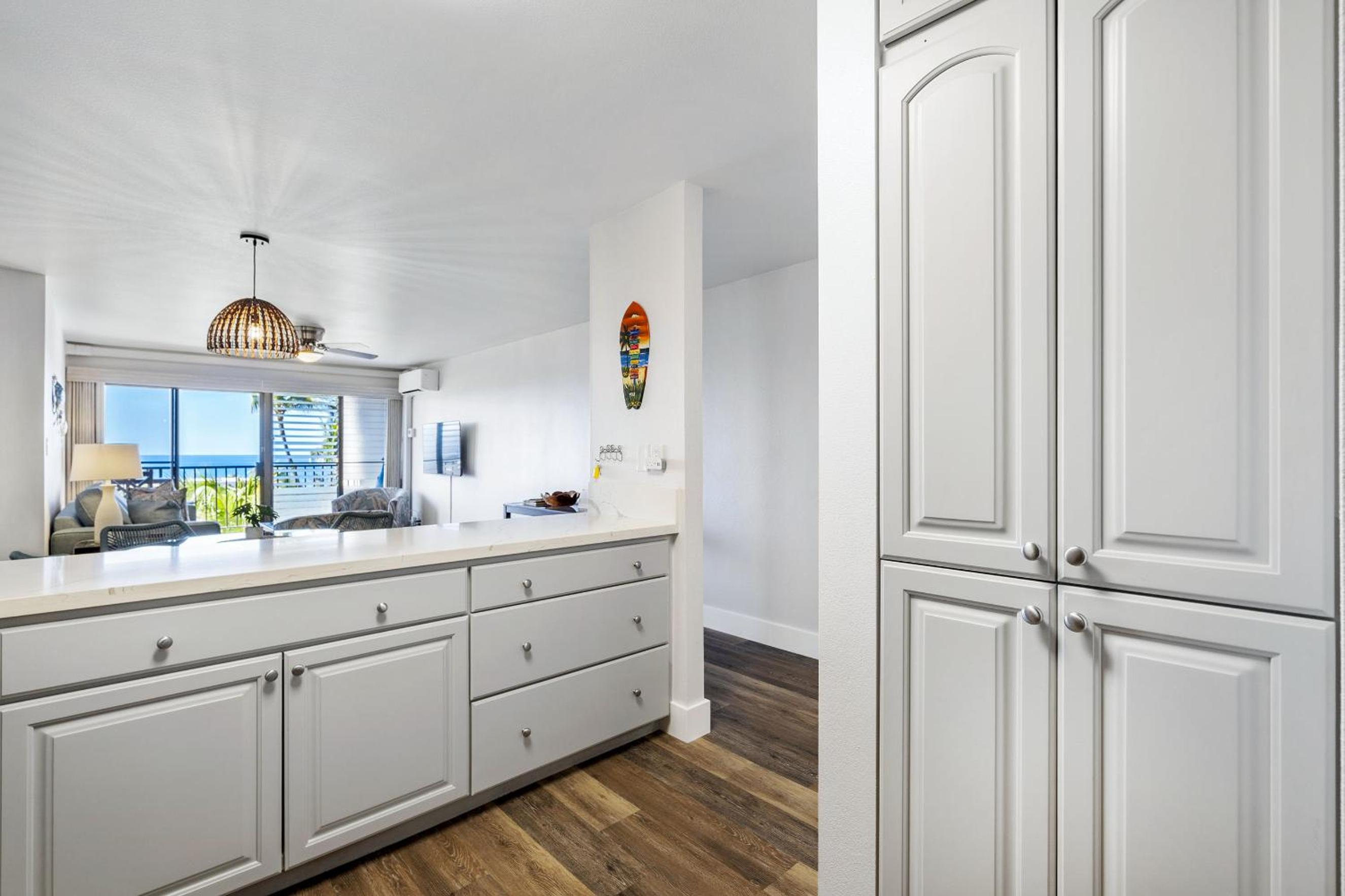 Kihei Akahi D-515: Newly Renovated Ocean View, No Carpet, 3 Zone Split AC, Wi-Fi
