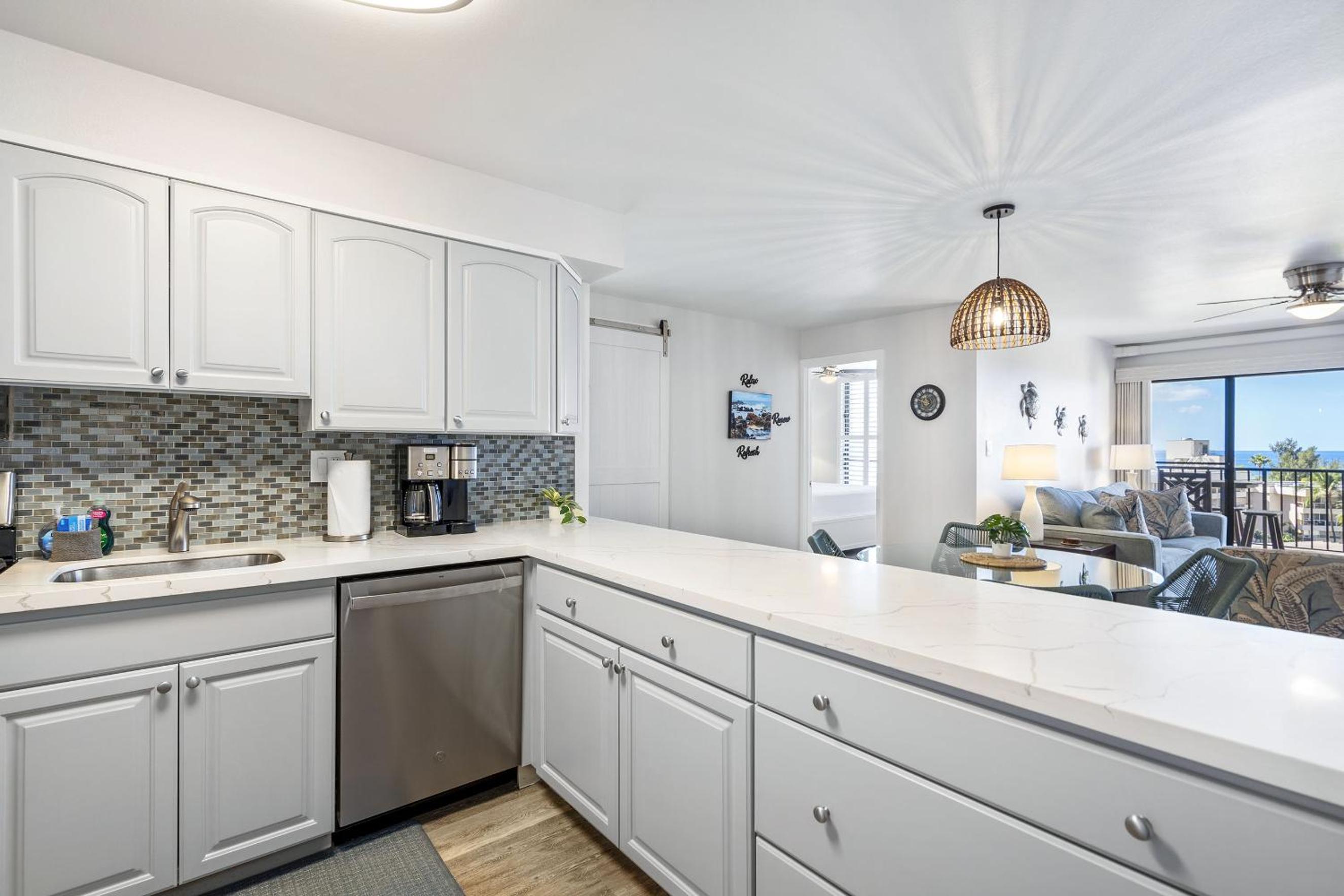 Kihei Akahi D-515: Newly Renovated Ocean View, No Carpet, 3 Zone Split AC, Wi-Fi