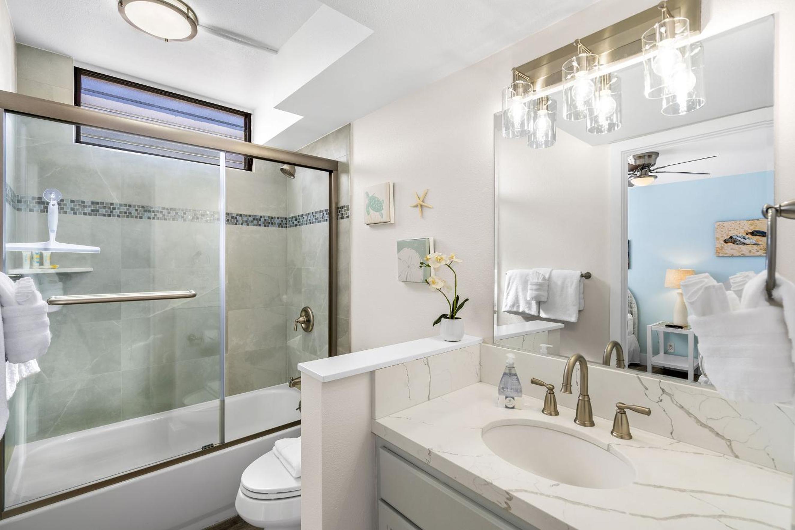 Kihei Akahi D-515: Newly Renovated Ocean View, No Carpet, 3 Zone Split AC, Wi-Fi