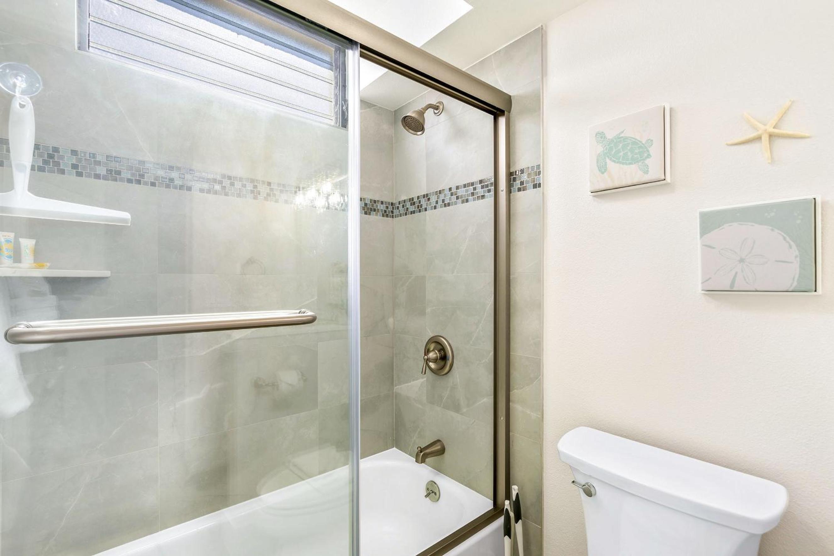 Kihei Akahi D-515: Newly Renovated Ocean View, No Carpet, 3 Zone Split AC, Wi-Fi