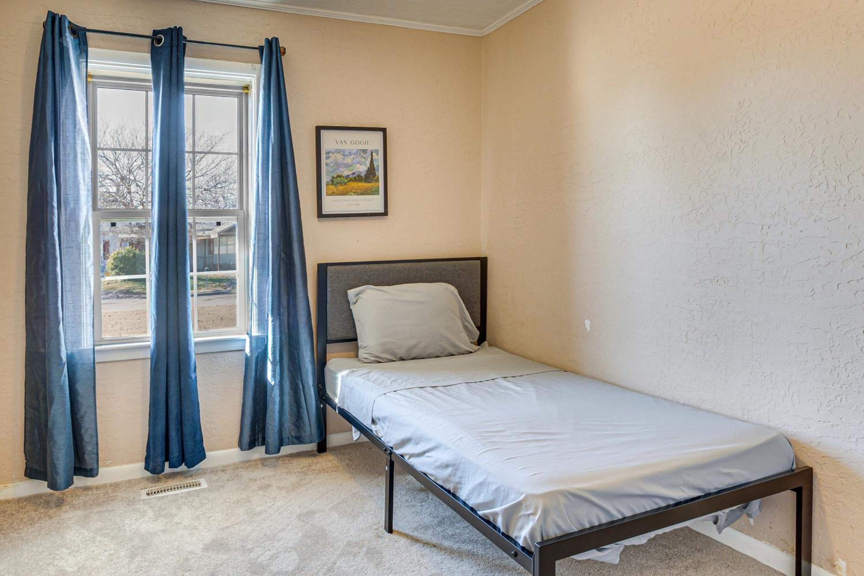 2 Mi to Fort Sill Quiet Family Retreat with Yard