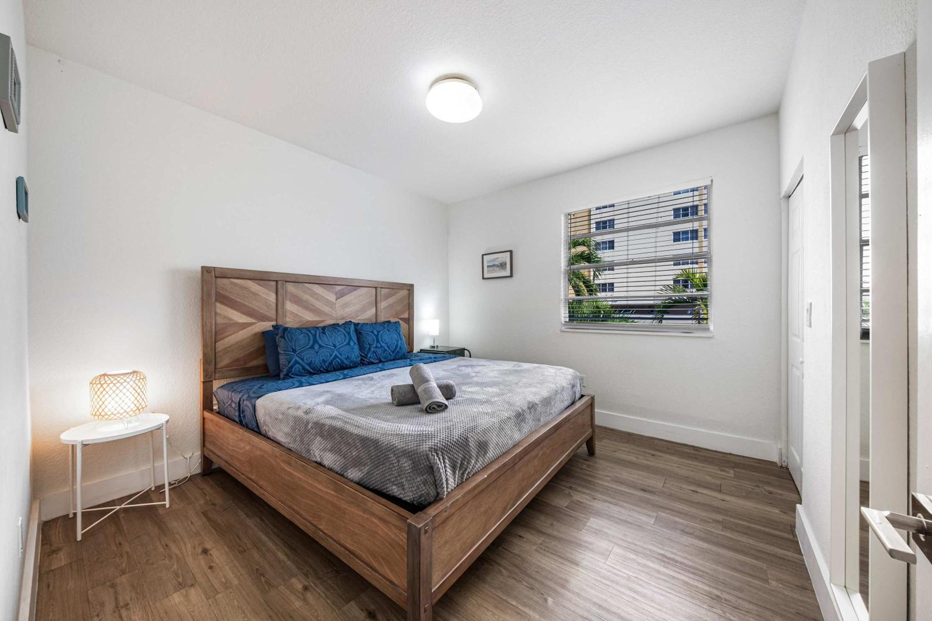 Art Deco Gem by the Beach King Bed & Parking