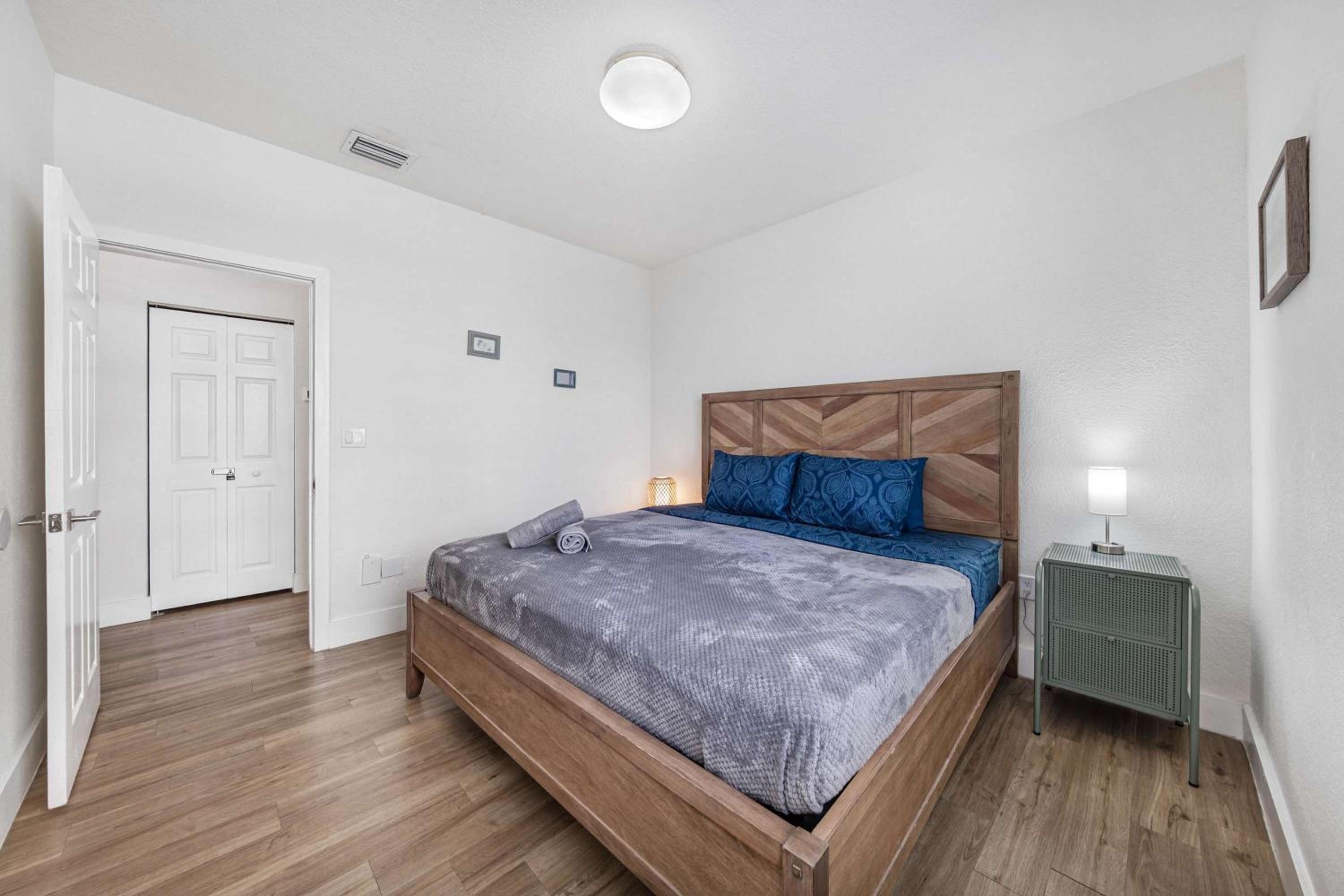 Art Deco Gem by the Beach King Bed & Parking