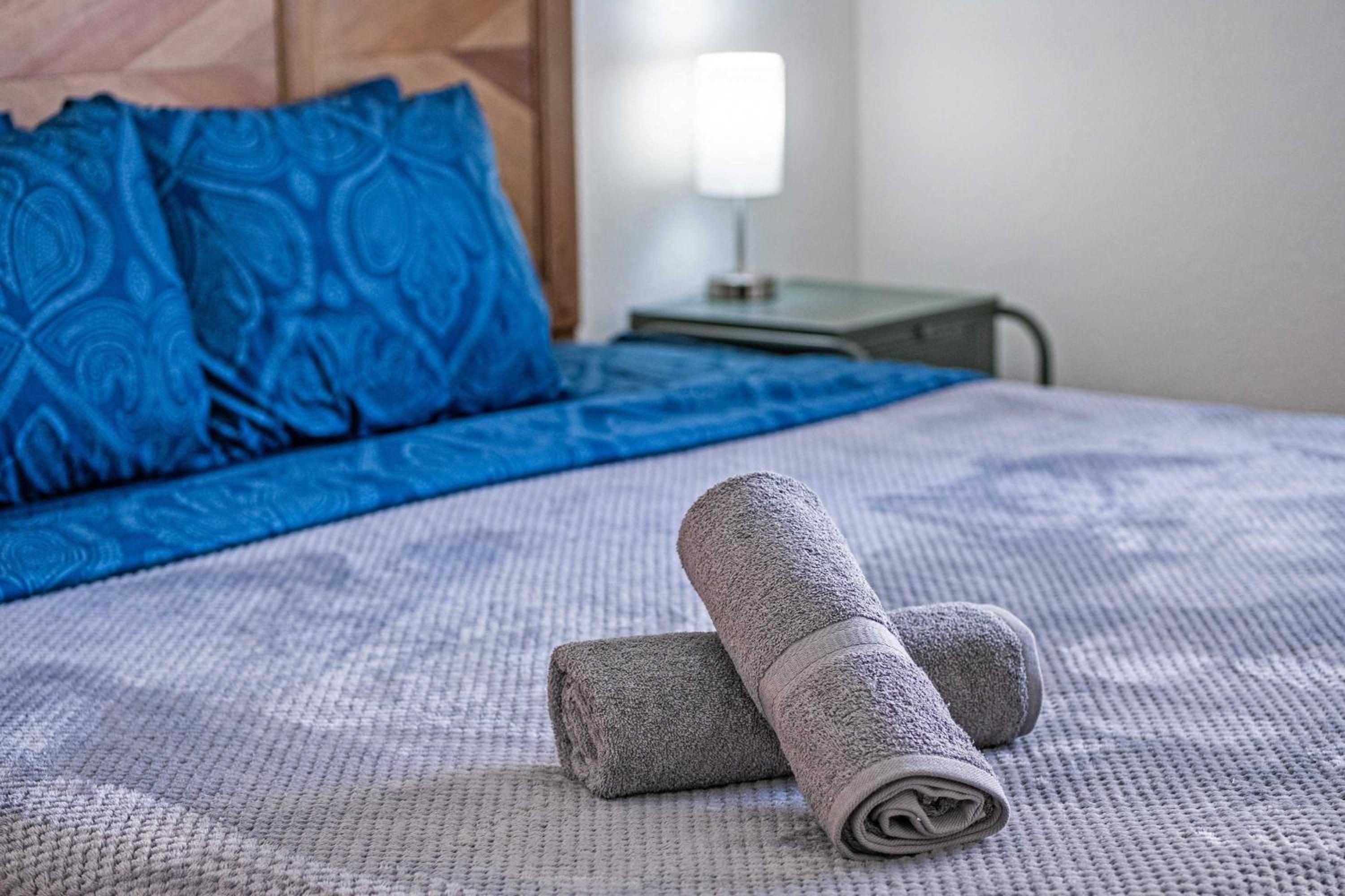 Art Deco Gem by the Beach King Bed & Parking
