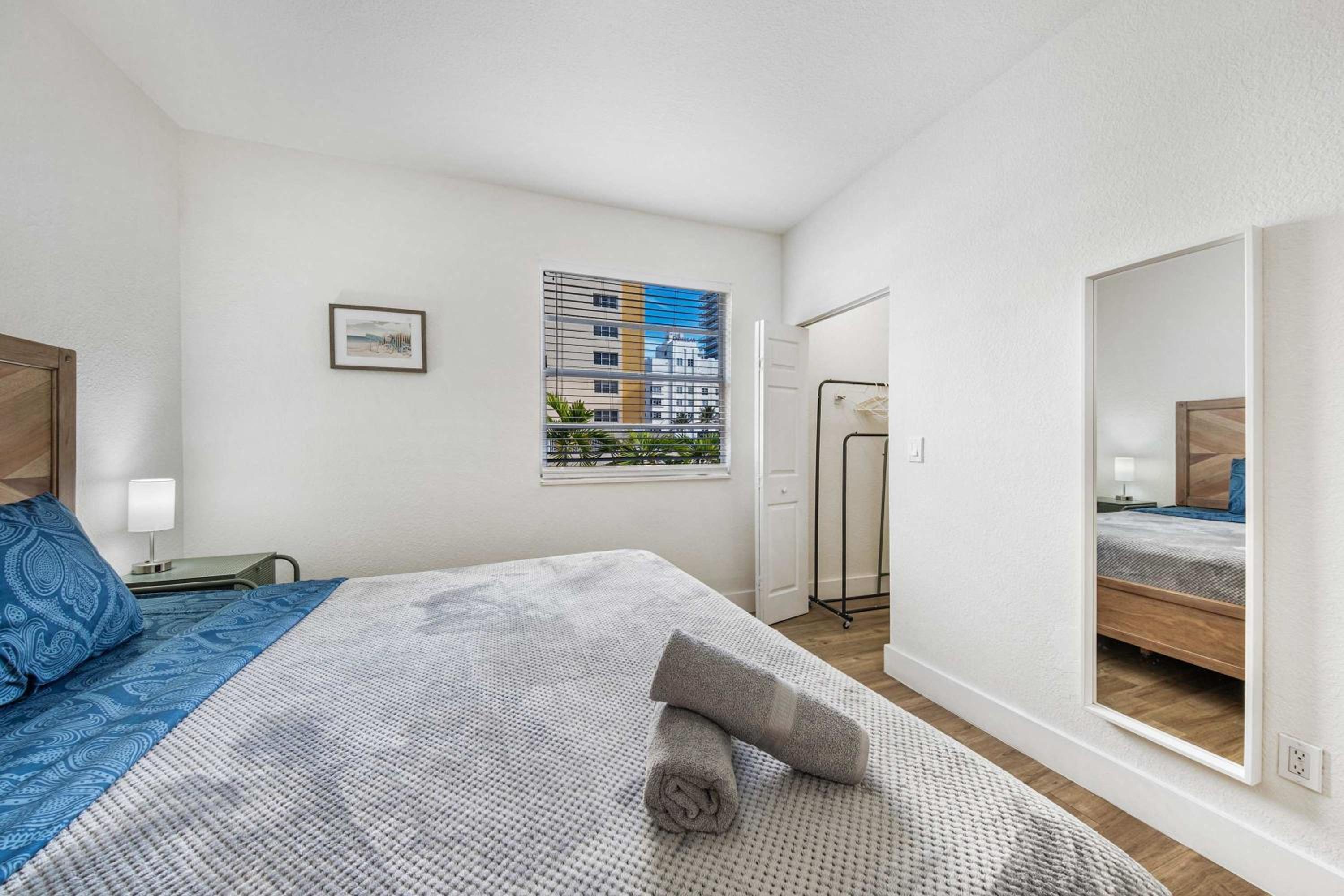 Art Deco Gem by the Beach King Bed & Parking