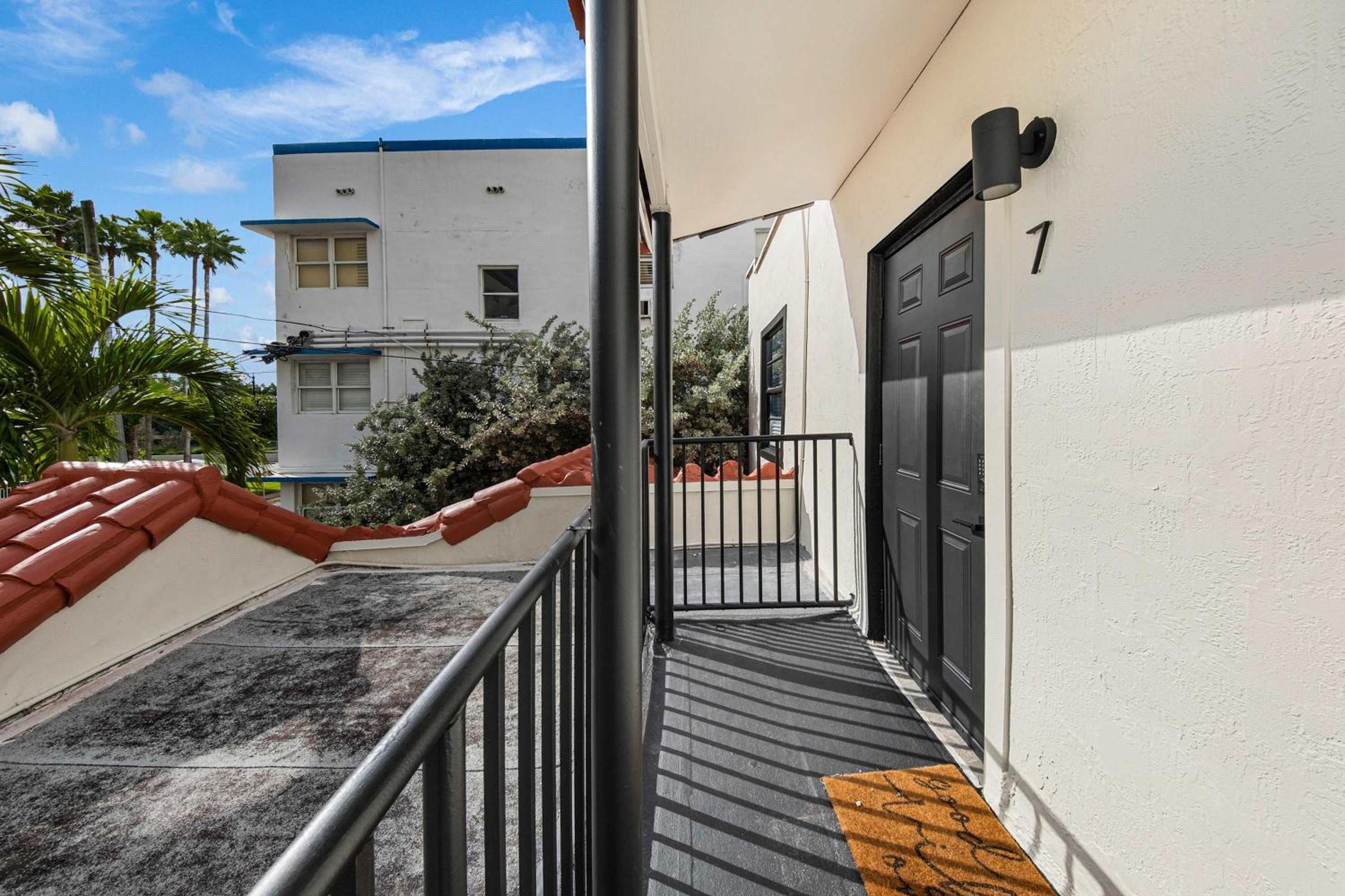 Art Deco Gem by the Beach King Bed & Parking