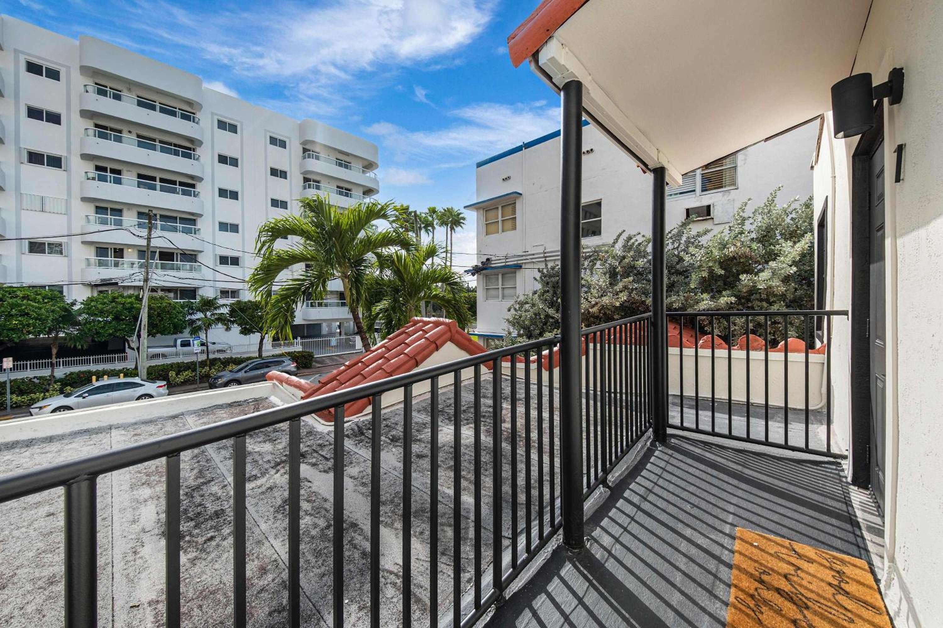 Art Deco Gem by the Beach King Bed & Parking