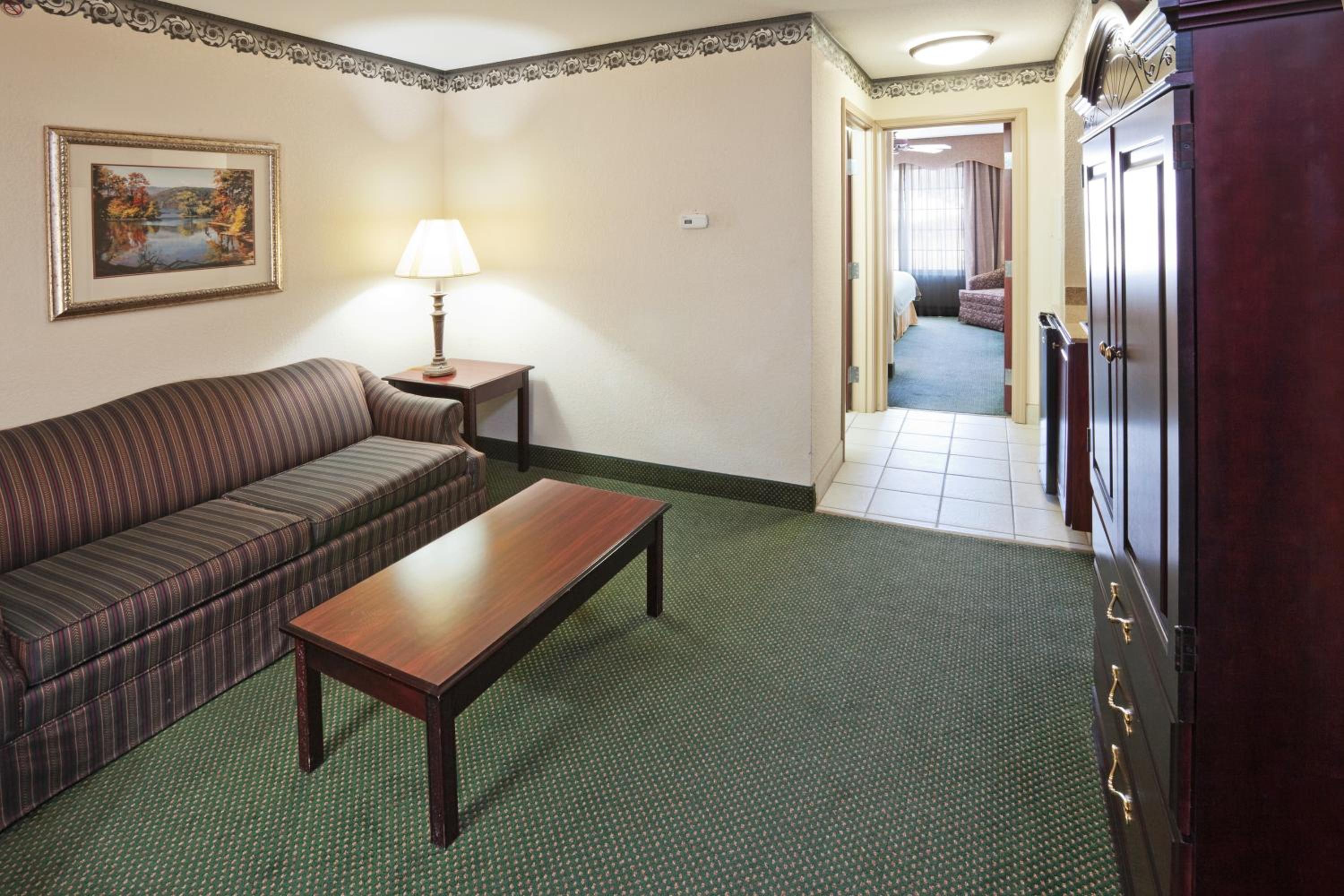 Gainesville Vacations - Holiday Inn Express Hotel  Suites Gainesville, an IHG Hotel - Property Image 35
