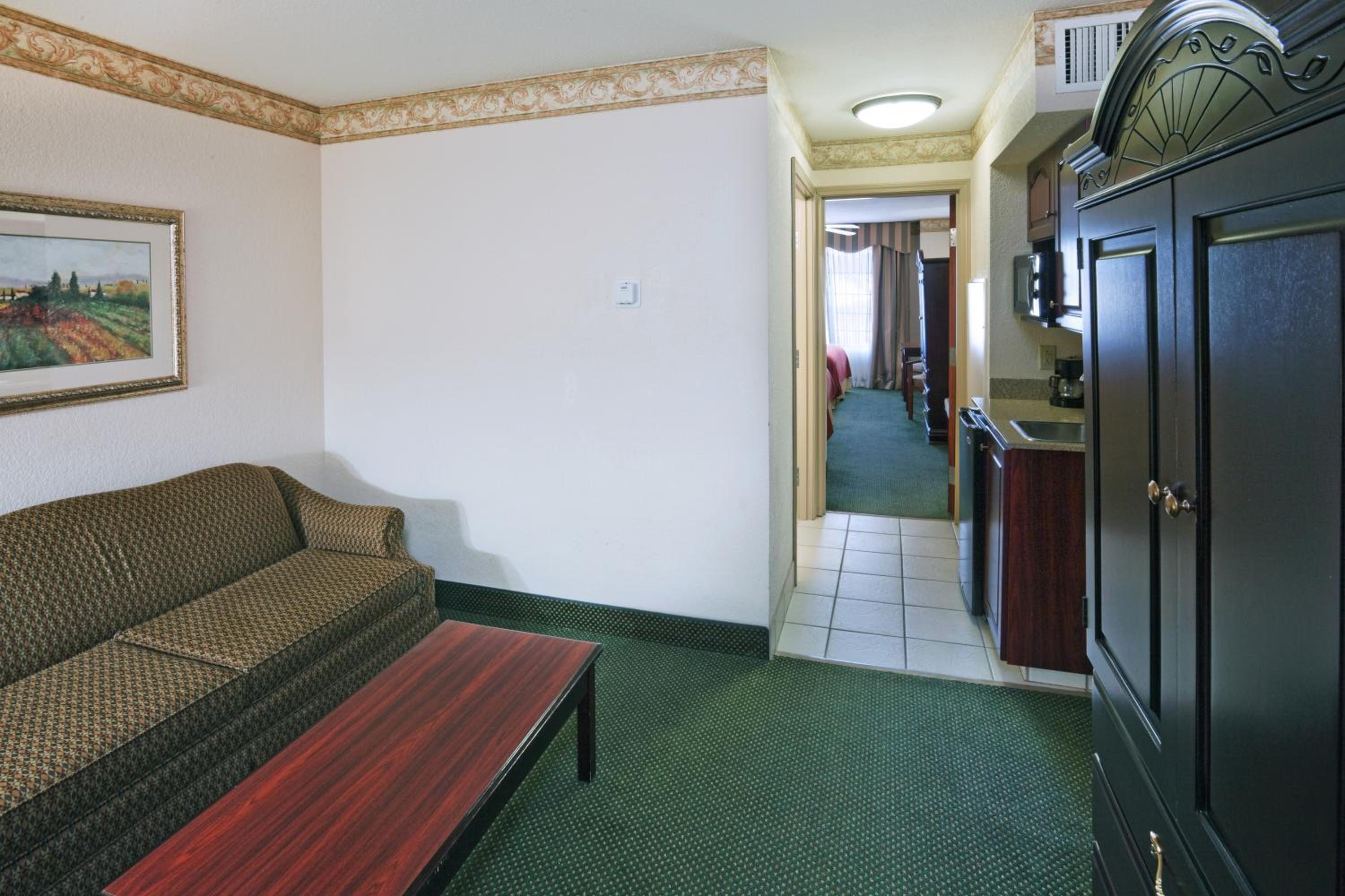 Gainesville Vacations - Holiday Inn Express Hotel  Suites Gainesville, an IHG Hotel - Property Image 2