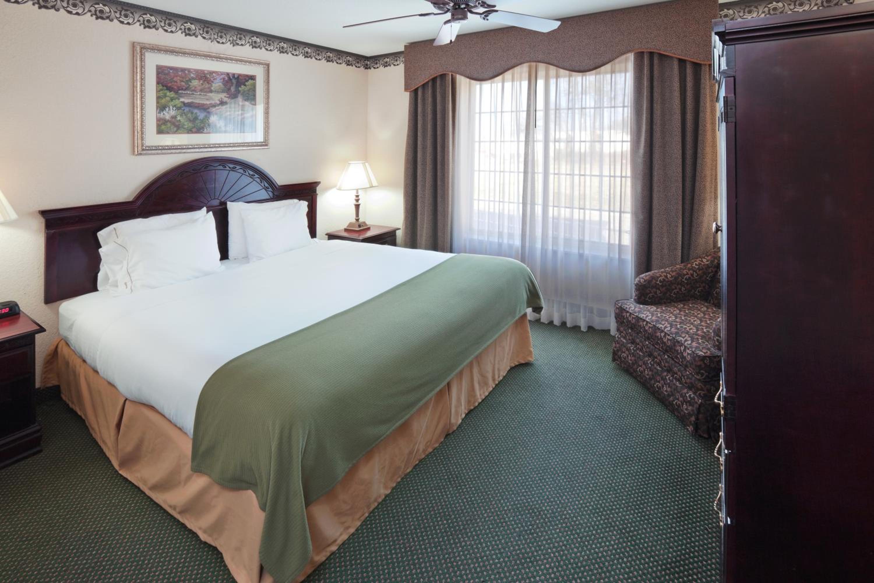 Gainesville Vacations - Holiday Inn Express Hotel  Suites Gainesville, an IHG Hotel - Property Image 3