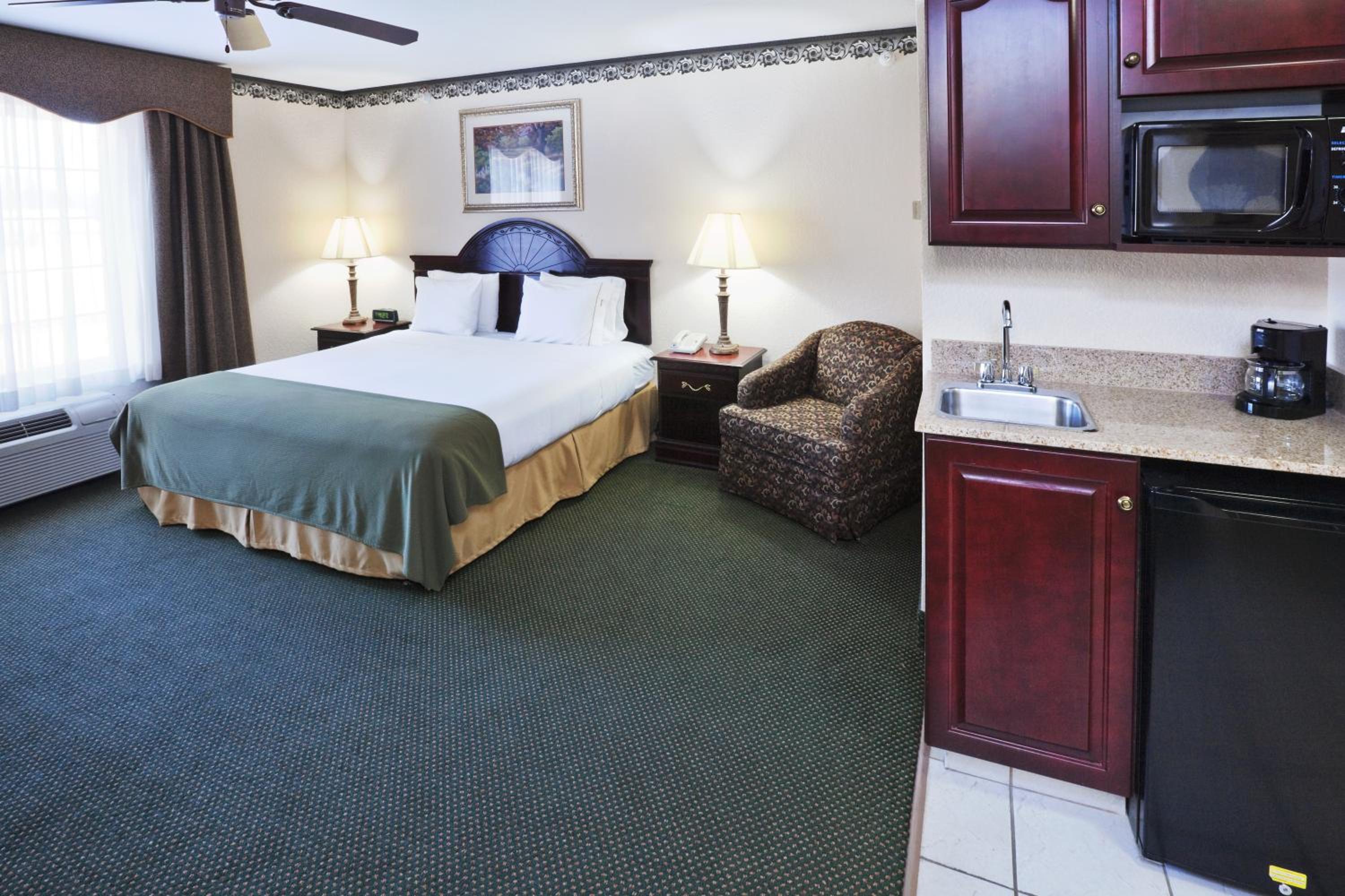 Gainesville Vacations - Holiday Inn Express Hotel  Suites Gainesville, an IHG Hotel - Property Image 4