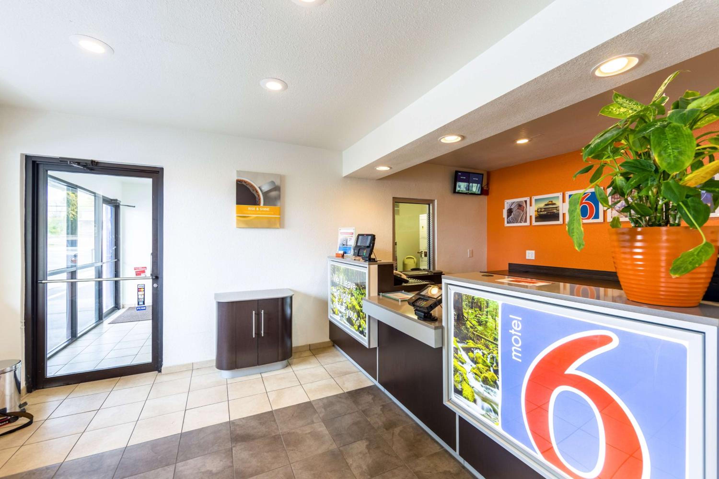 Klamath Falls Vacations - Motel 6-Klamath Falls, OR - Property Image 2