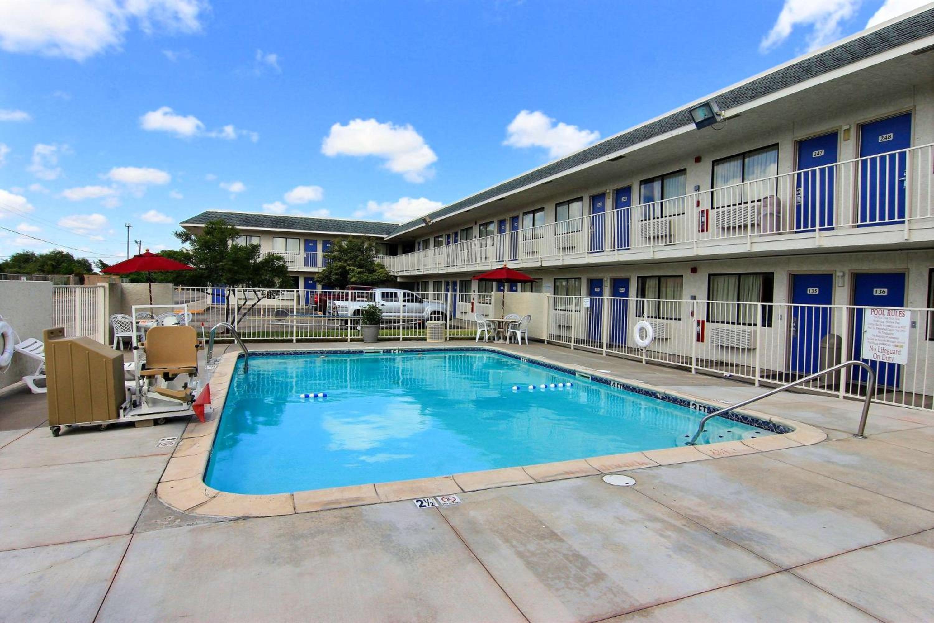 Kingsville Vacations - Motel 6-Kingsville, TX - Property Image 7