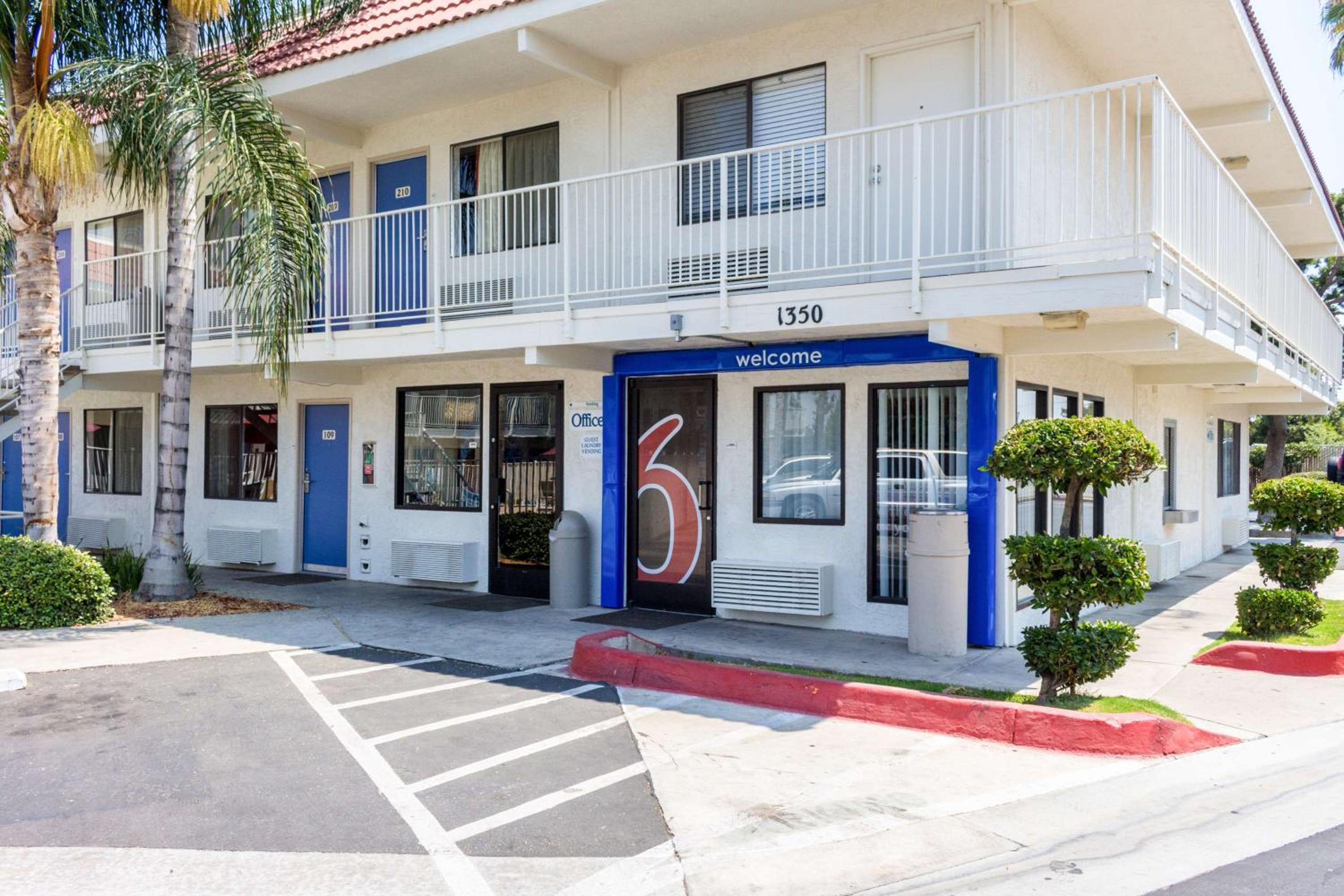 Bakersfield Vacations - Motel 6-Bakersfield, CA - Convention Center - Property Image 1