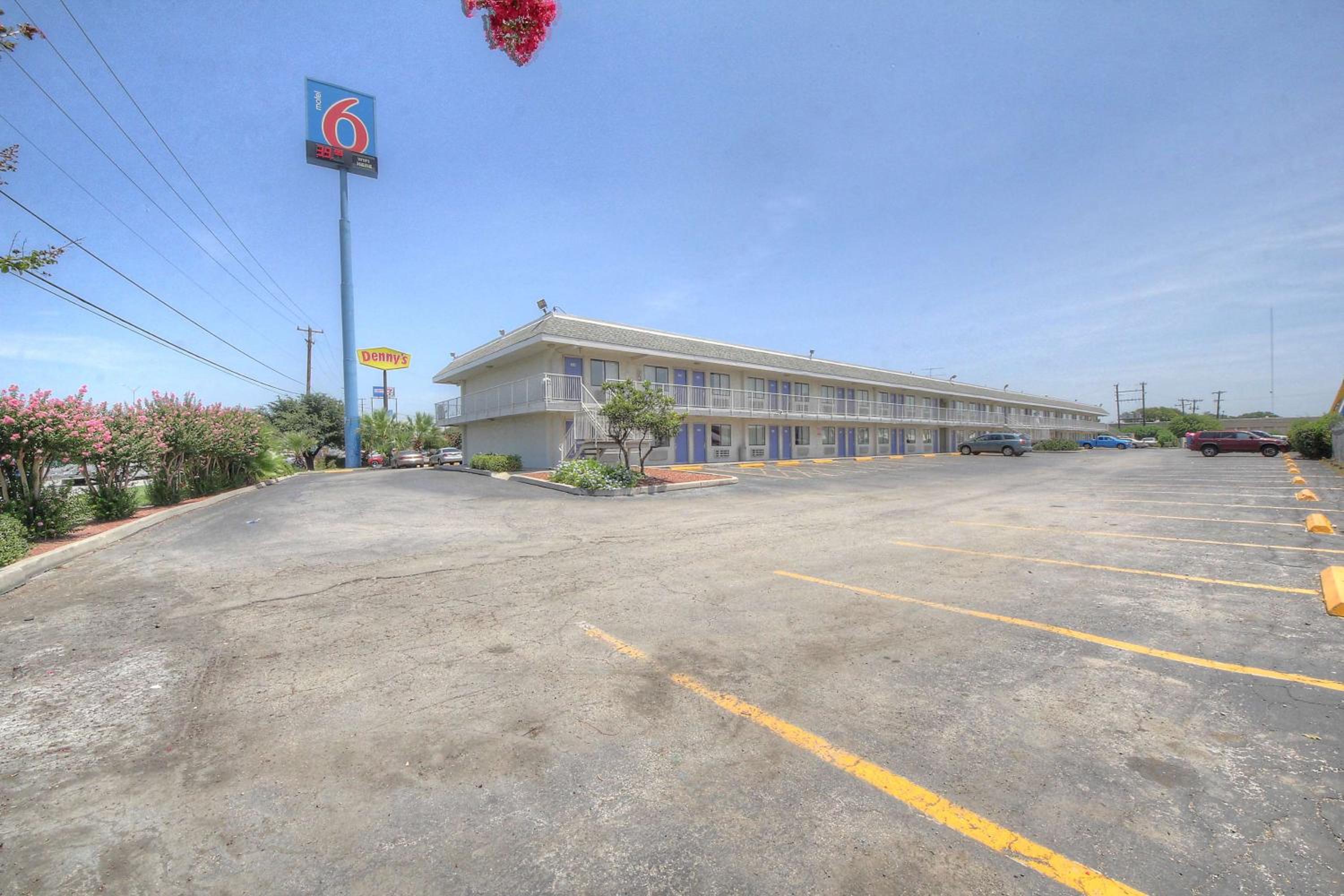 San Antonio Vacations - Motel 6-San Antonio, TX - Fort Sam Houston - Property Image 26