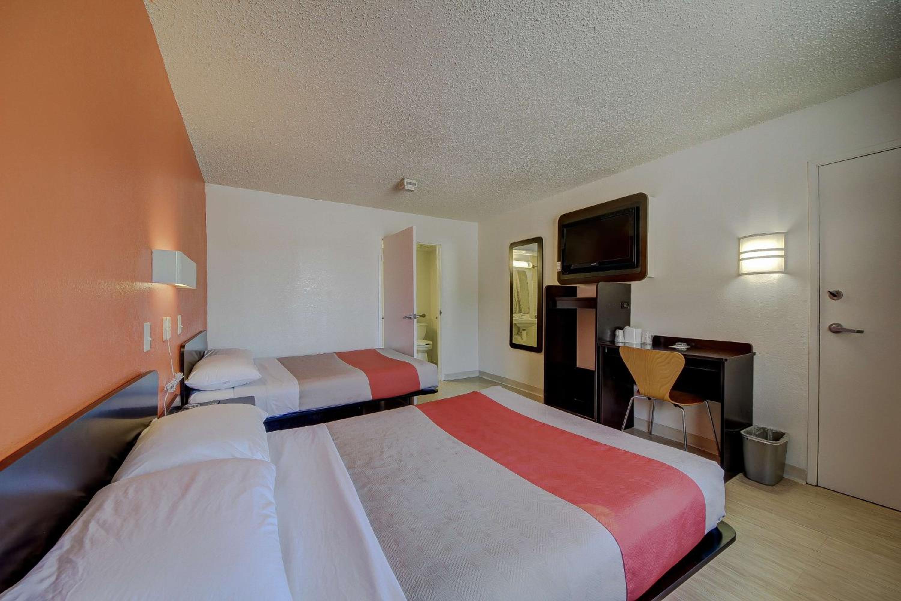 San Antonio Vacations - Motel 6-San Antonio, TX - Fort Sam Houston - Property Image 28