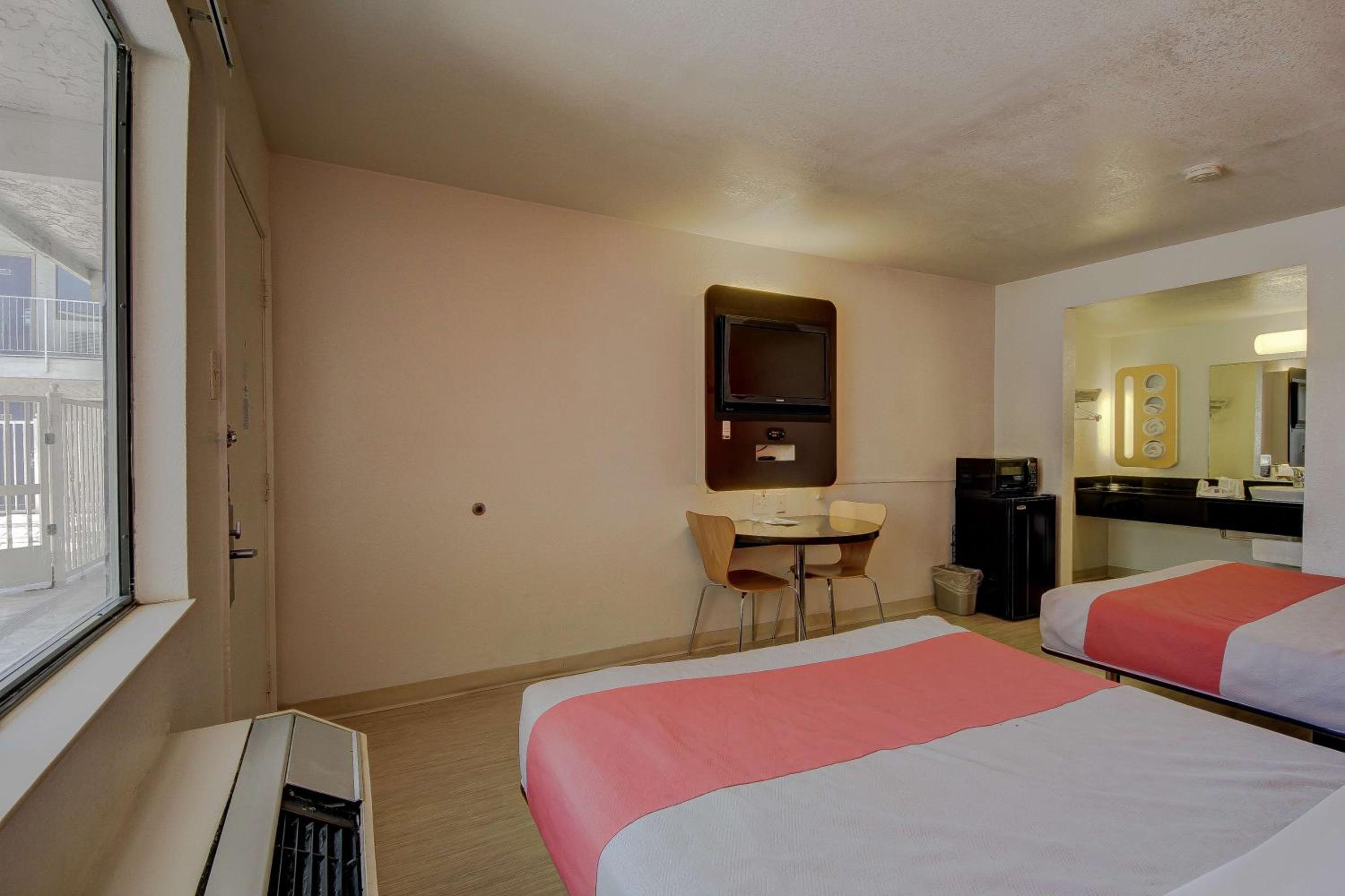 San Antonio Vacations - Motel 6-San Antonio, TX - Fort Sam Houston - Property Image 32