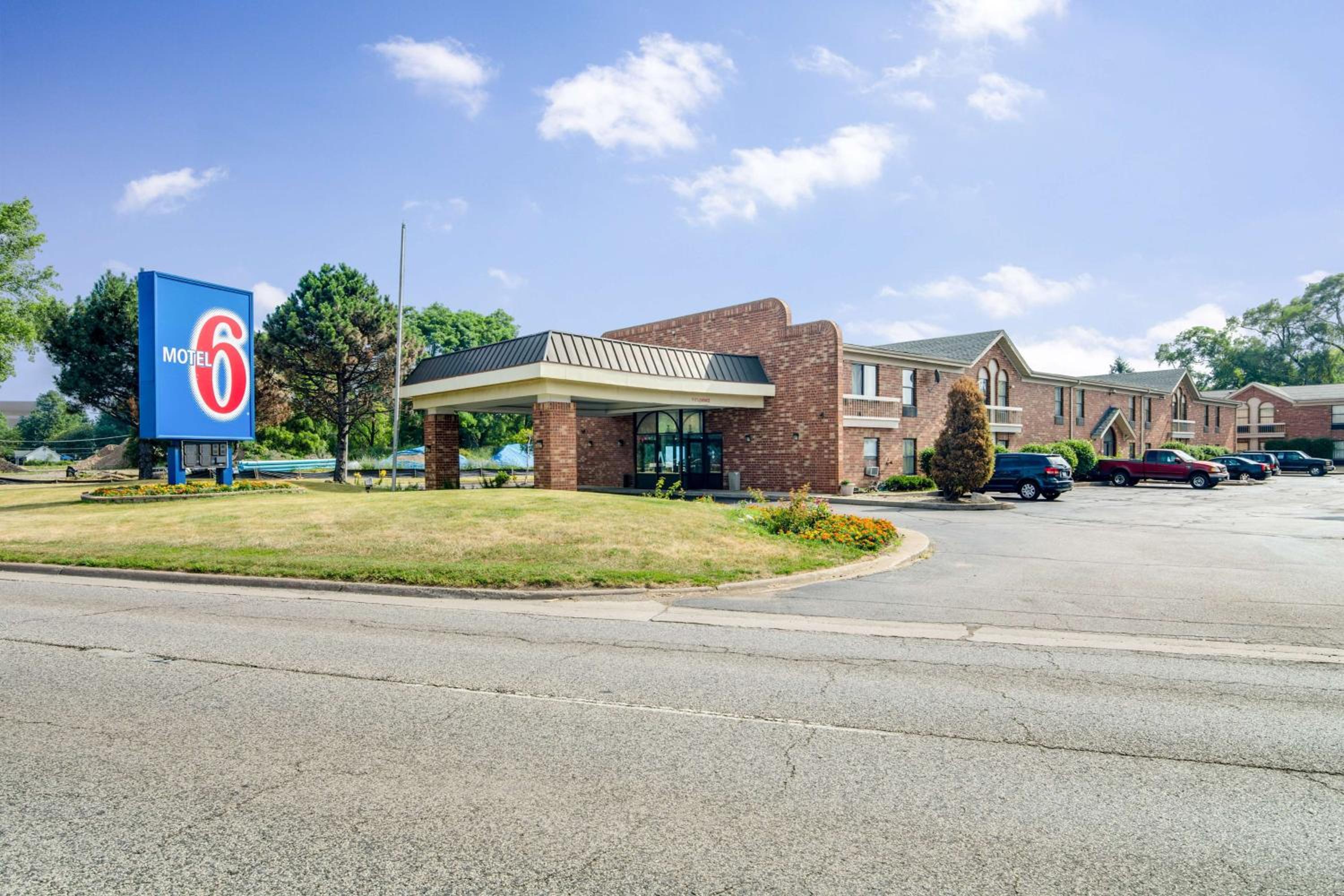 Waukegan Vacations - Motel 6-Waukegan, IL - Property Image 5