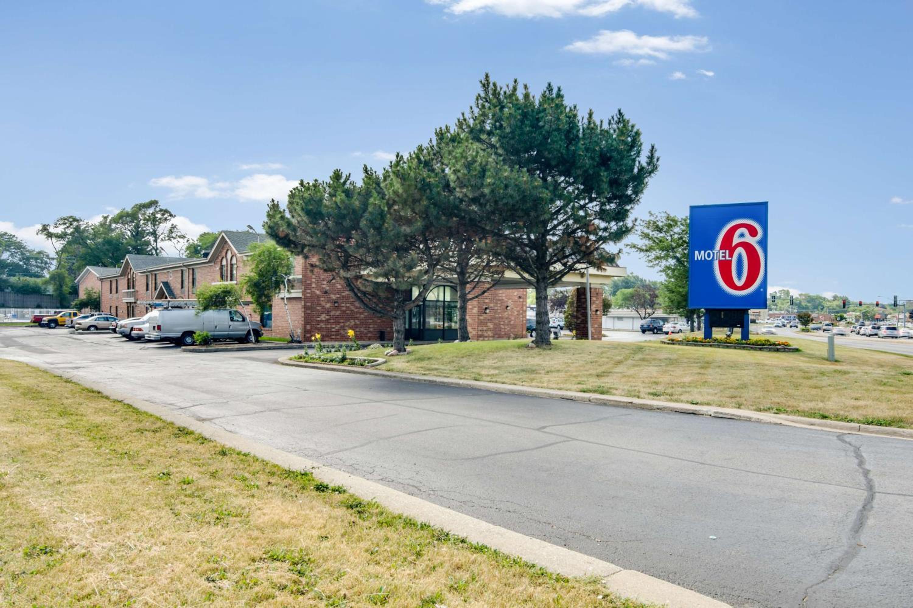 Waukegan Vacations - Motel 6-Waukegan, IL - Property Image 4