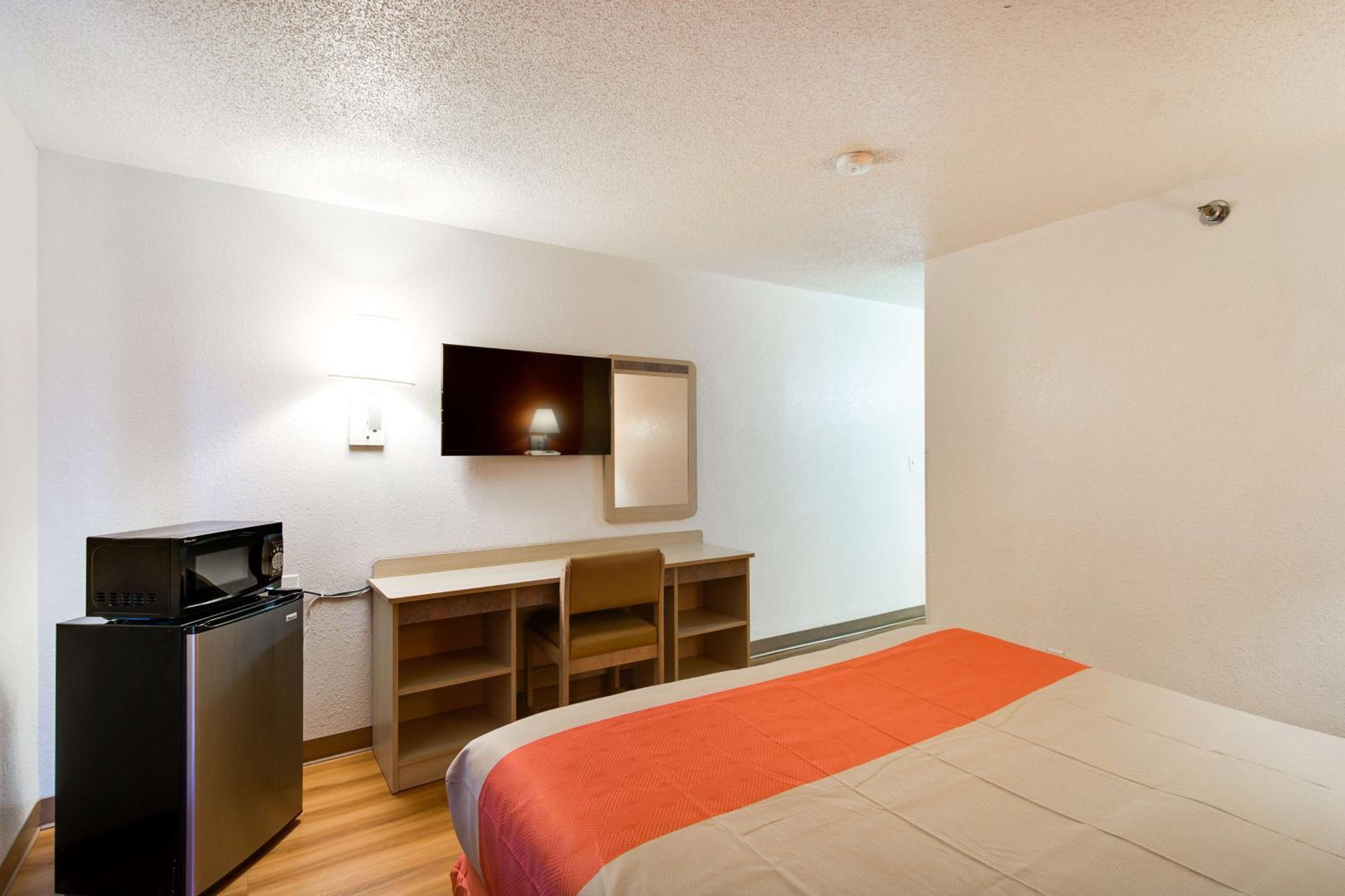Waukegan Vacations - Motel 6-Waukegan, IL - Property Image 30