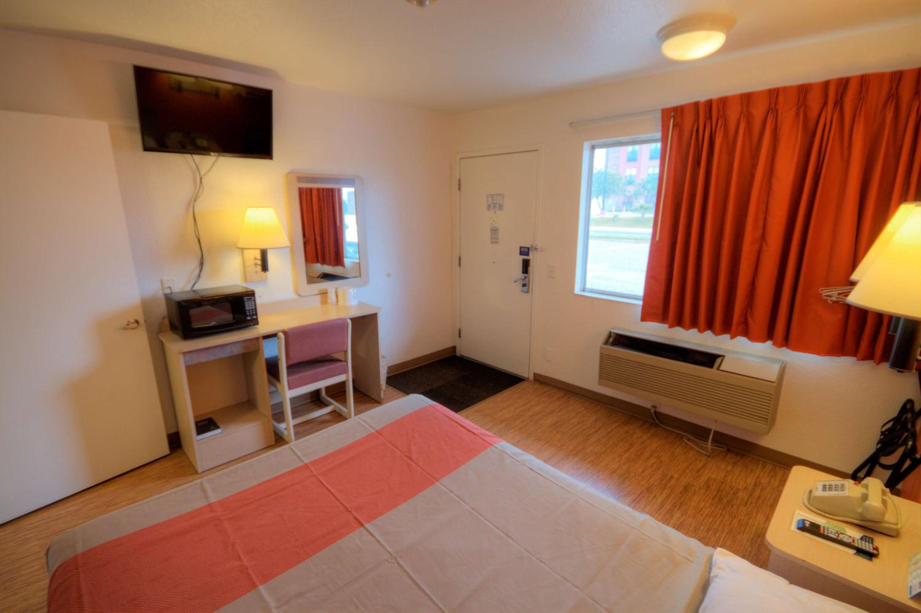 Alamogordo Vacations - Motel 6-Alamogordo, NM - Property Image 4
