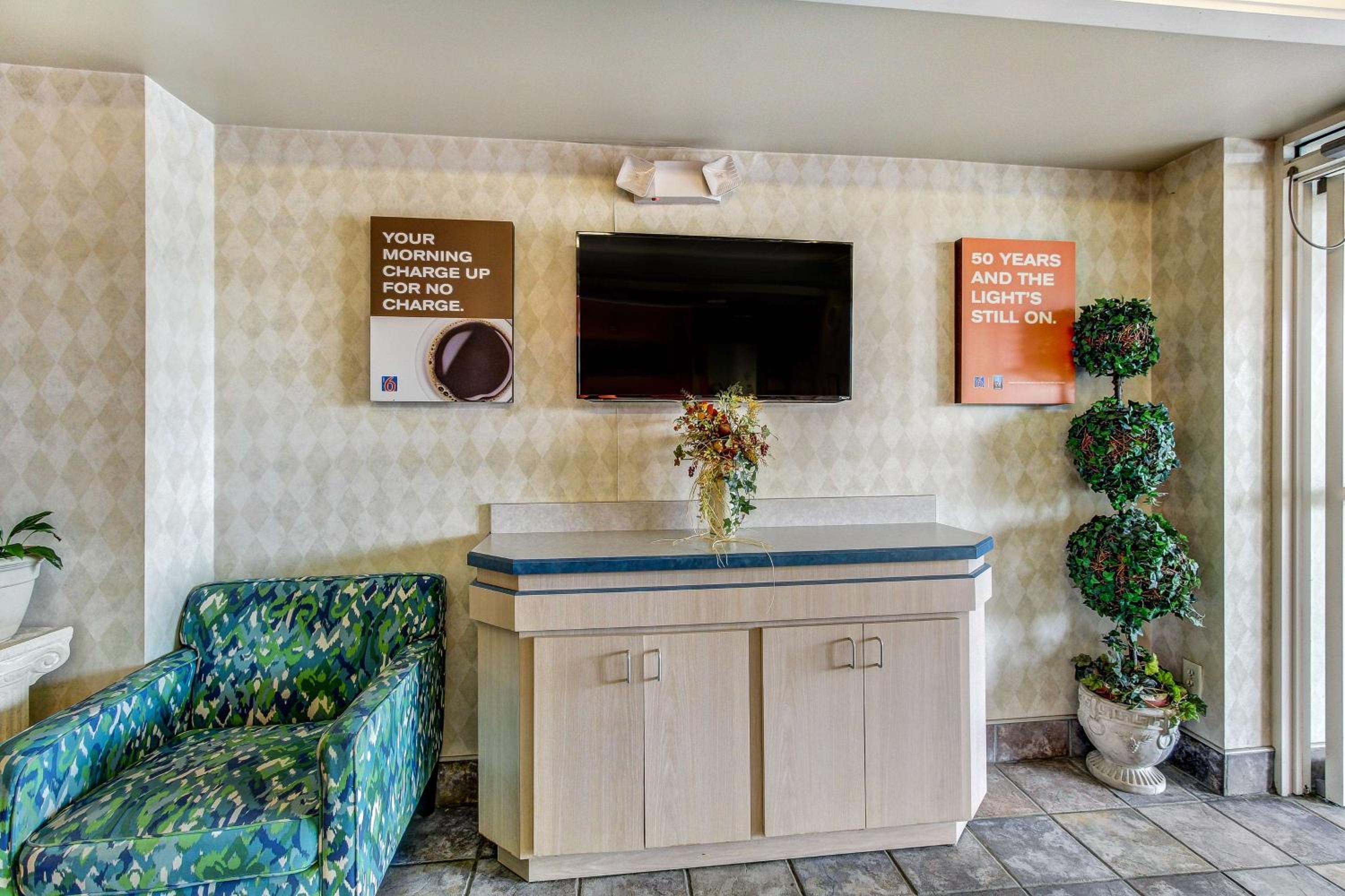 Motel 6-Medina, OH - Cleveland