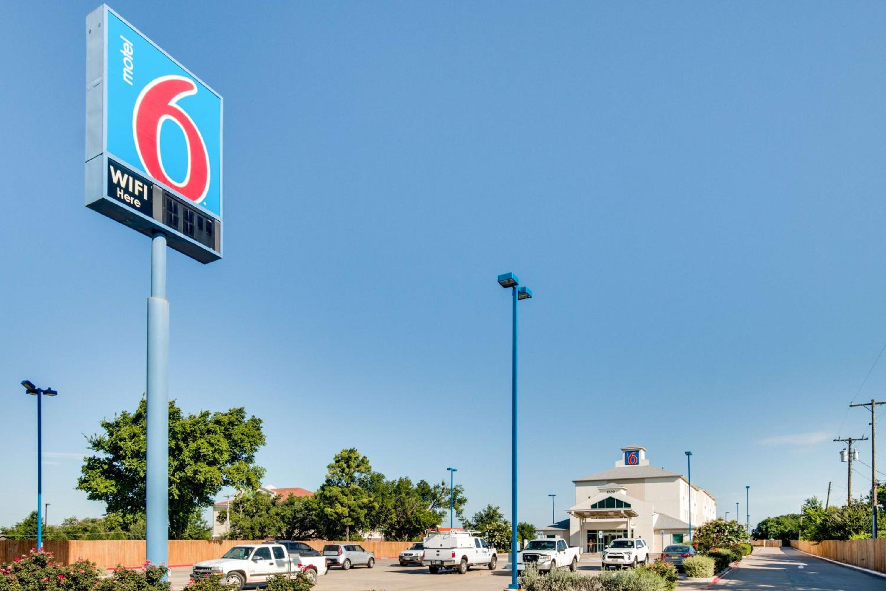 Motel 6-Cleburne, TX - Property Image 1