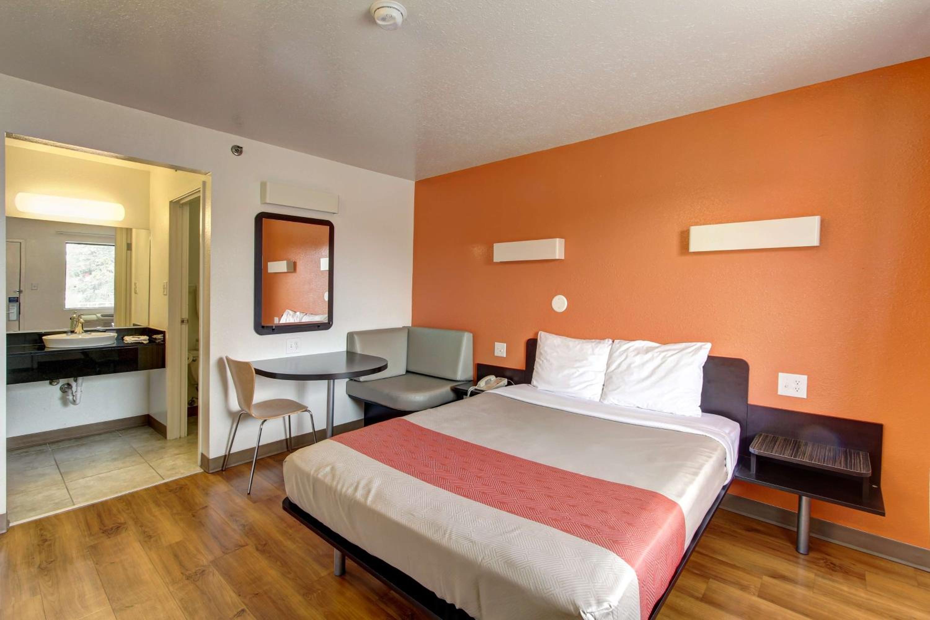 Motel 6-Amherst, OH - Cleveland West - Lorain