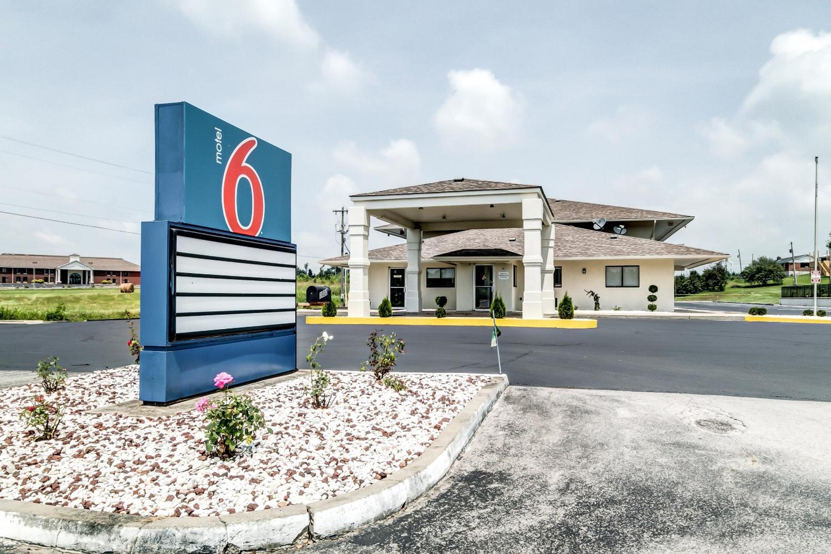 Richmond Vacations - Motel 6-Berea, KY - Property Image 1