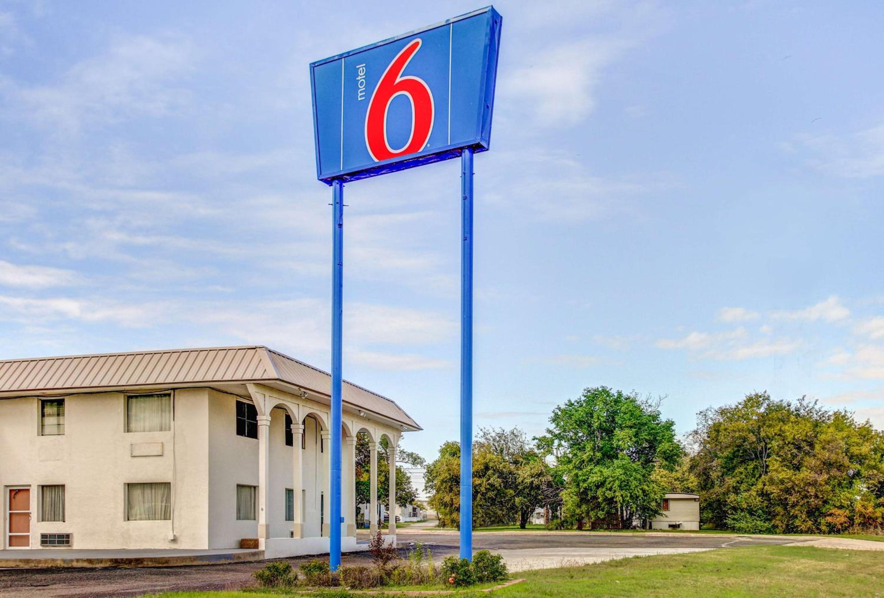 Hotel Motel 6 Waco - Lacy Lakeview - Image 1