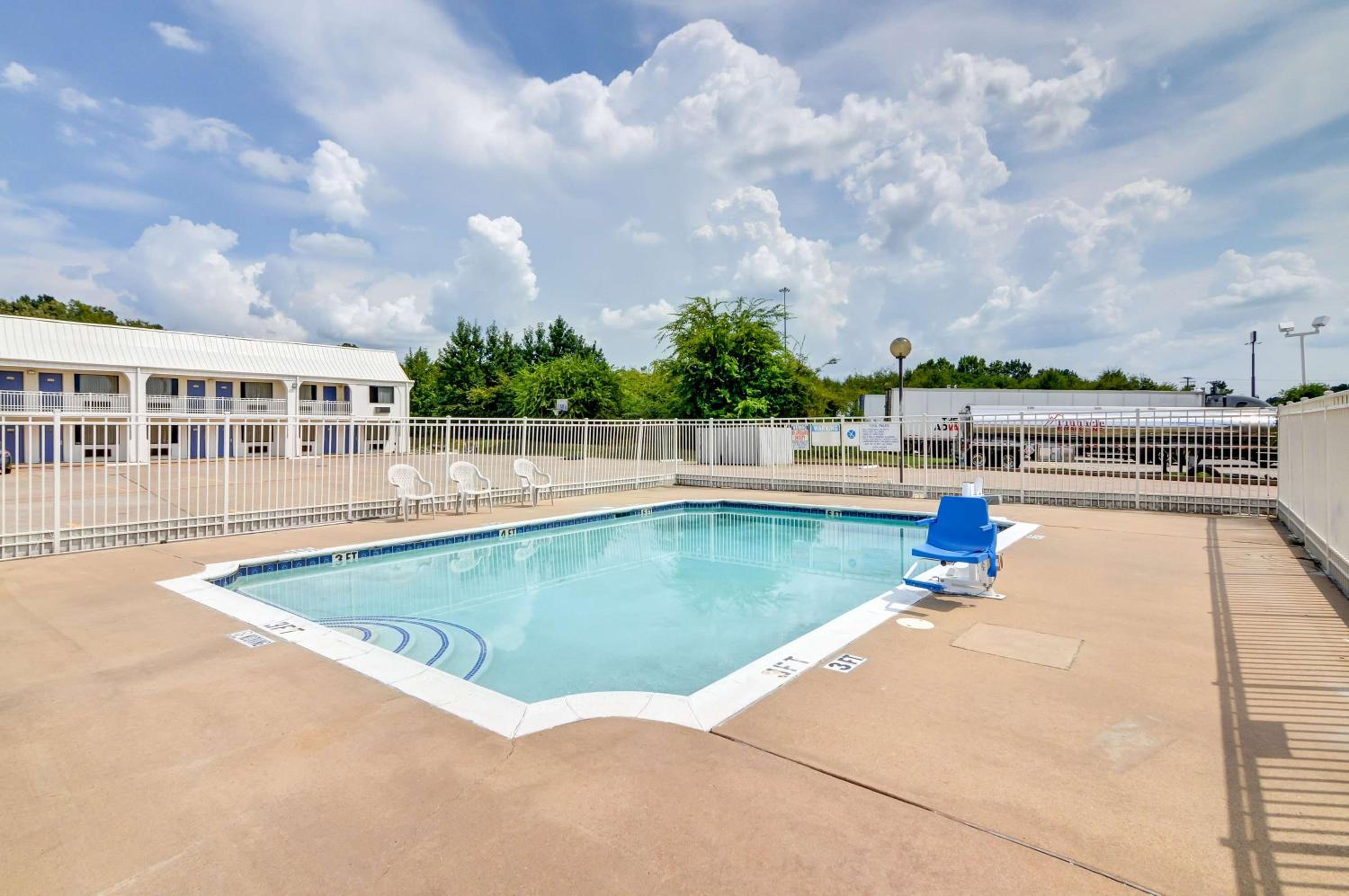 Motel 6-Lindale, TX