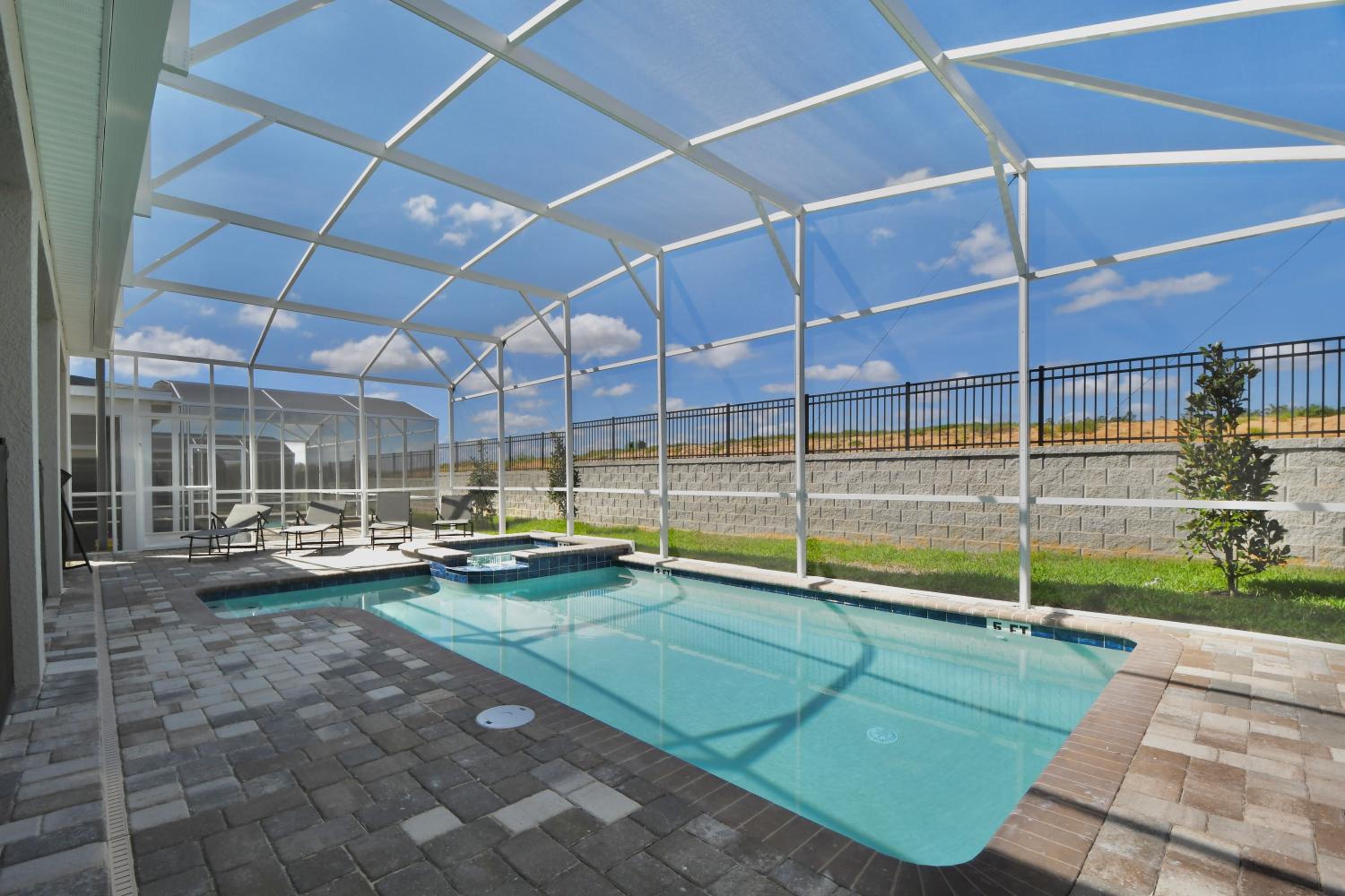 Modern Oasis Near Shopping n Golf Course w Pool