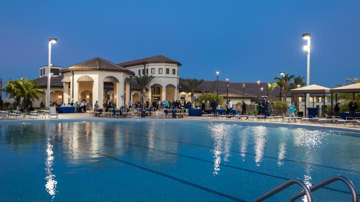 Modern Oasis Near Shopping n Golf Course w Pool