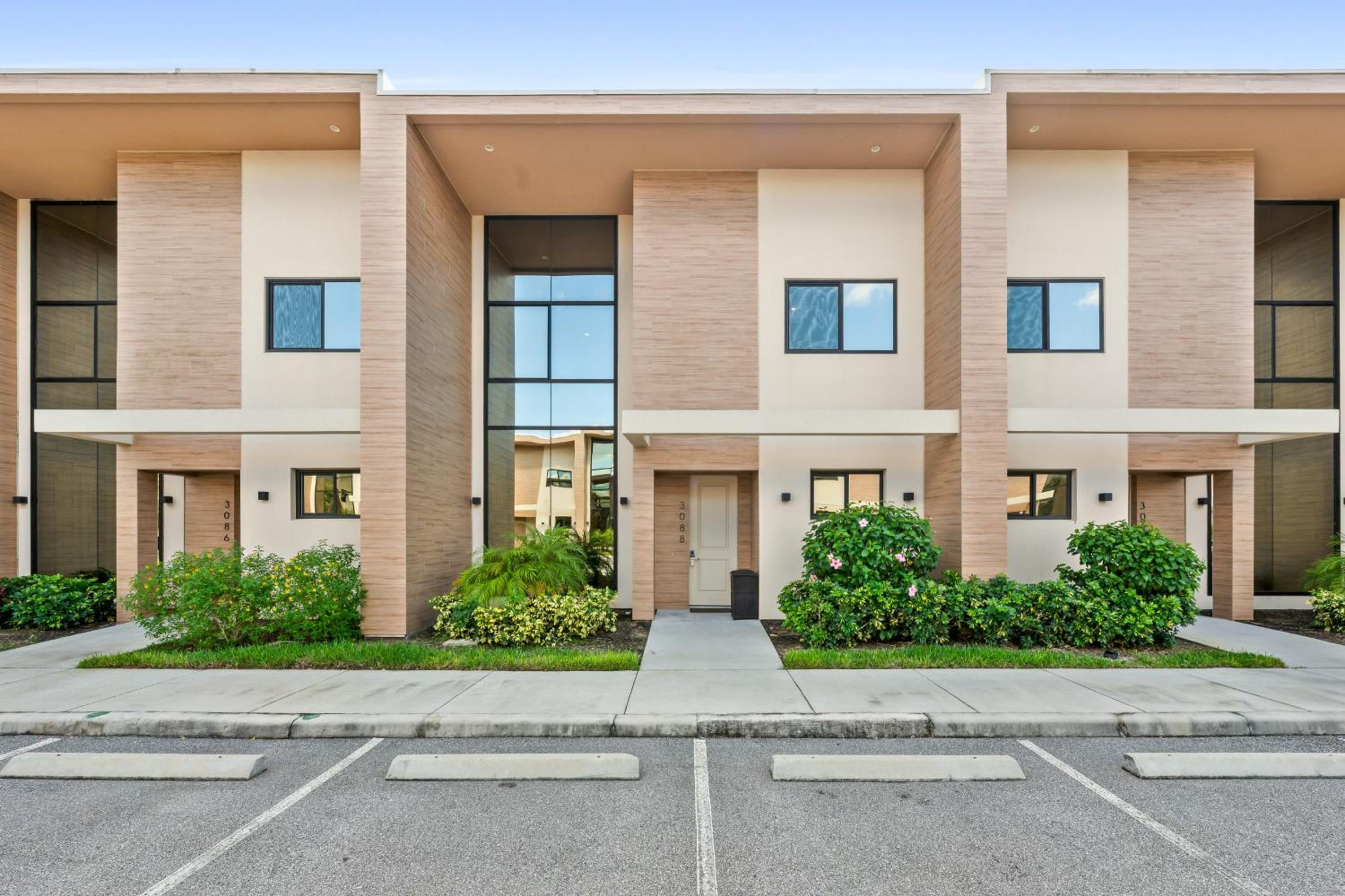 Bright and Modern Townhome at Magic Village – Superb Disney Location