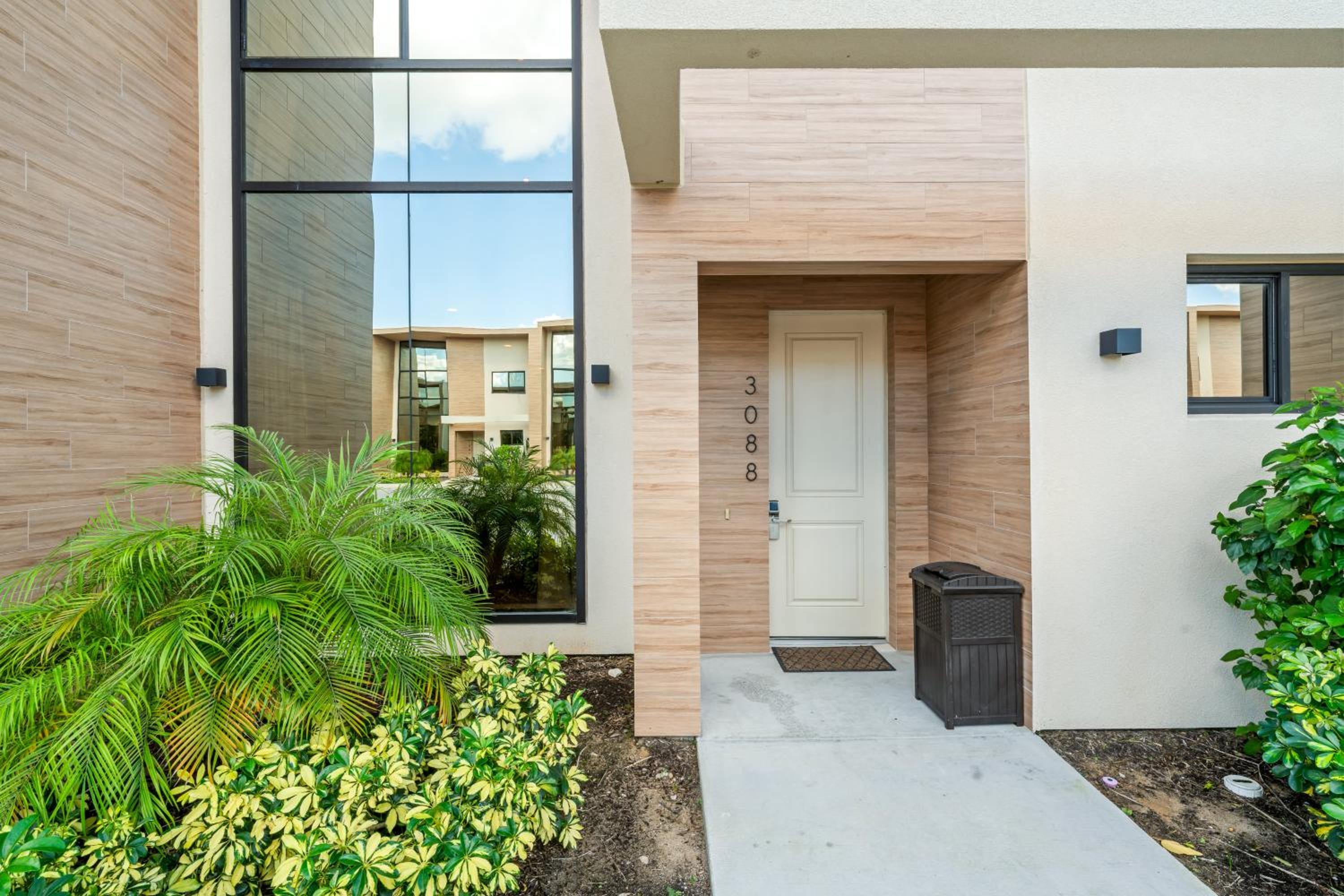 Bright and Modern Townhome at Magic Village – Superb Disney Location