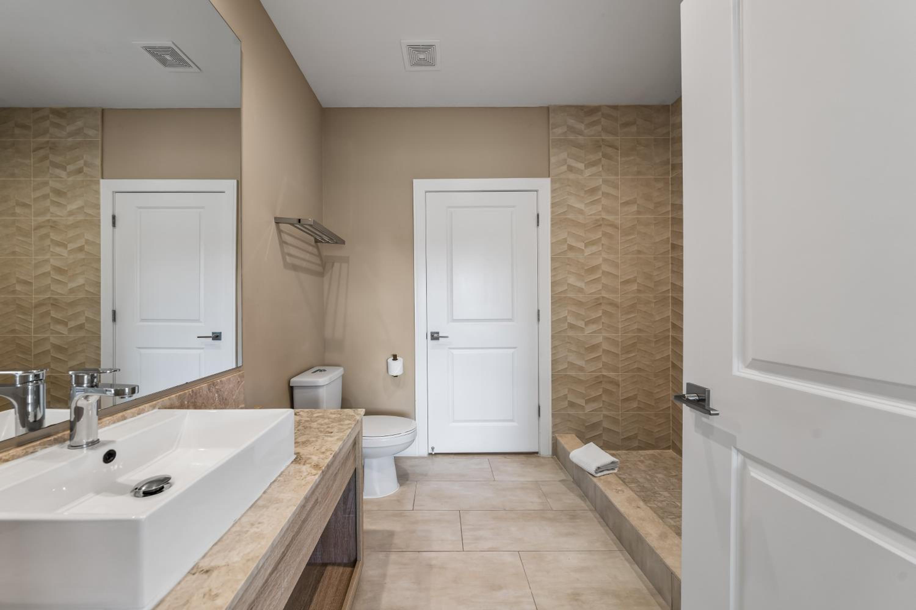 Bright and Modern Townhome at Magic Village – Superb Disney Location