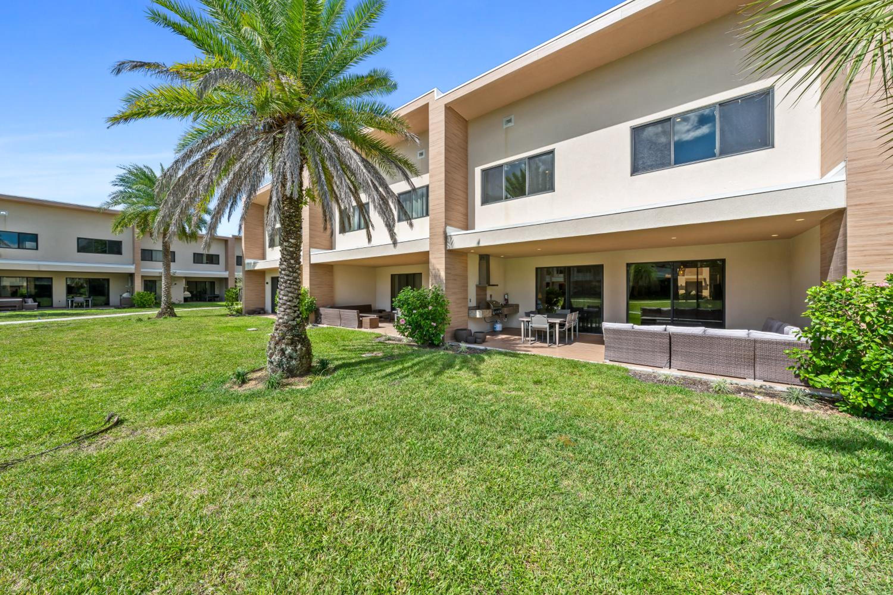 Bright and Modern Townhome at Magic Village – Superb Disney Location