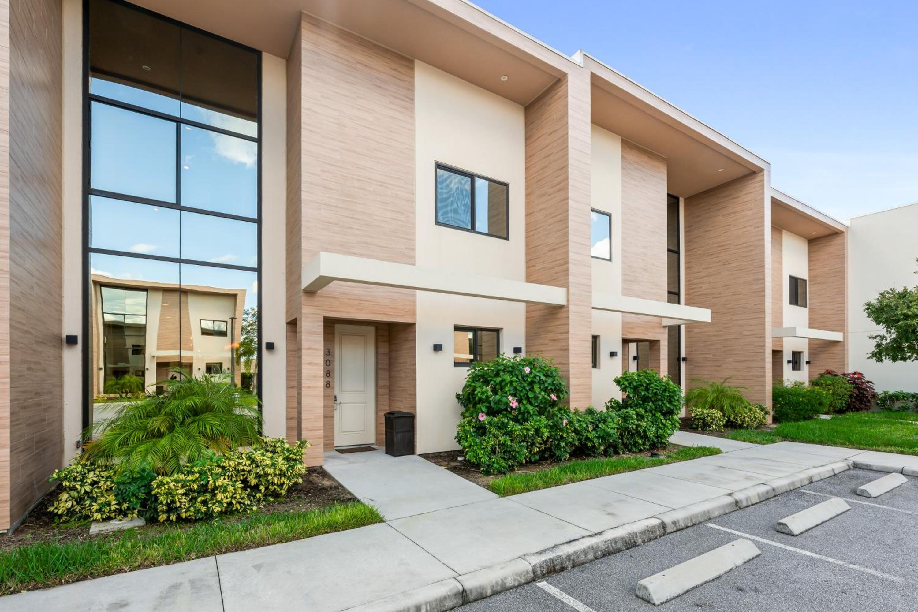 Bright and Modern Townhome at Magic Village – Superb Disney Location