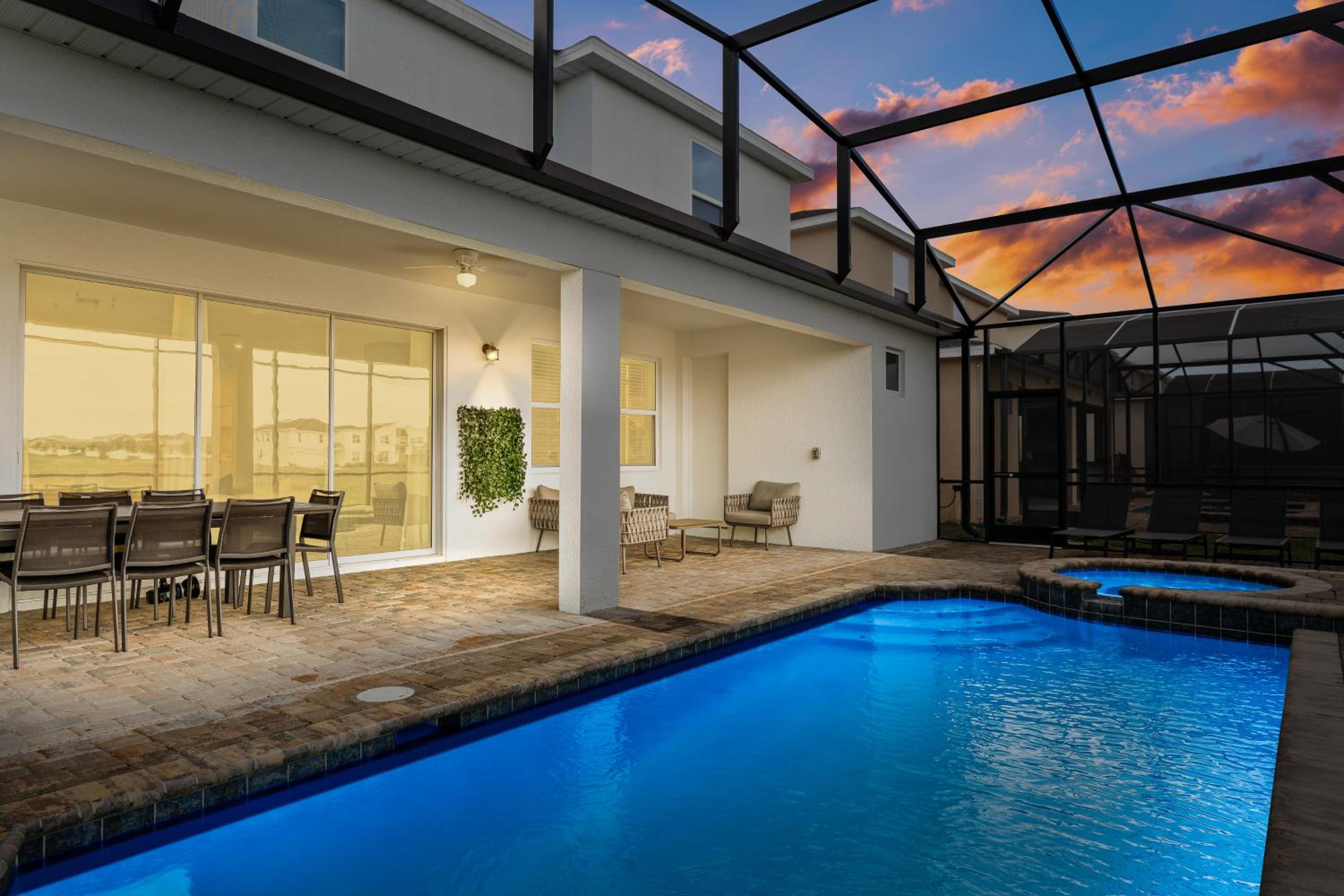 Orlando Oasis: Themed Rooms, Pool & Surf Simulator