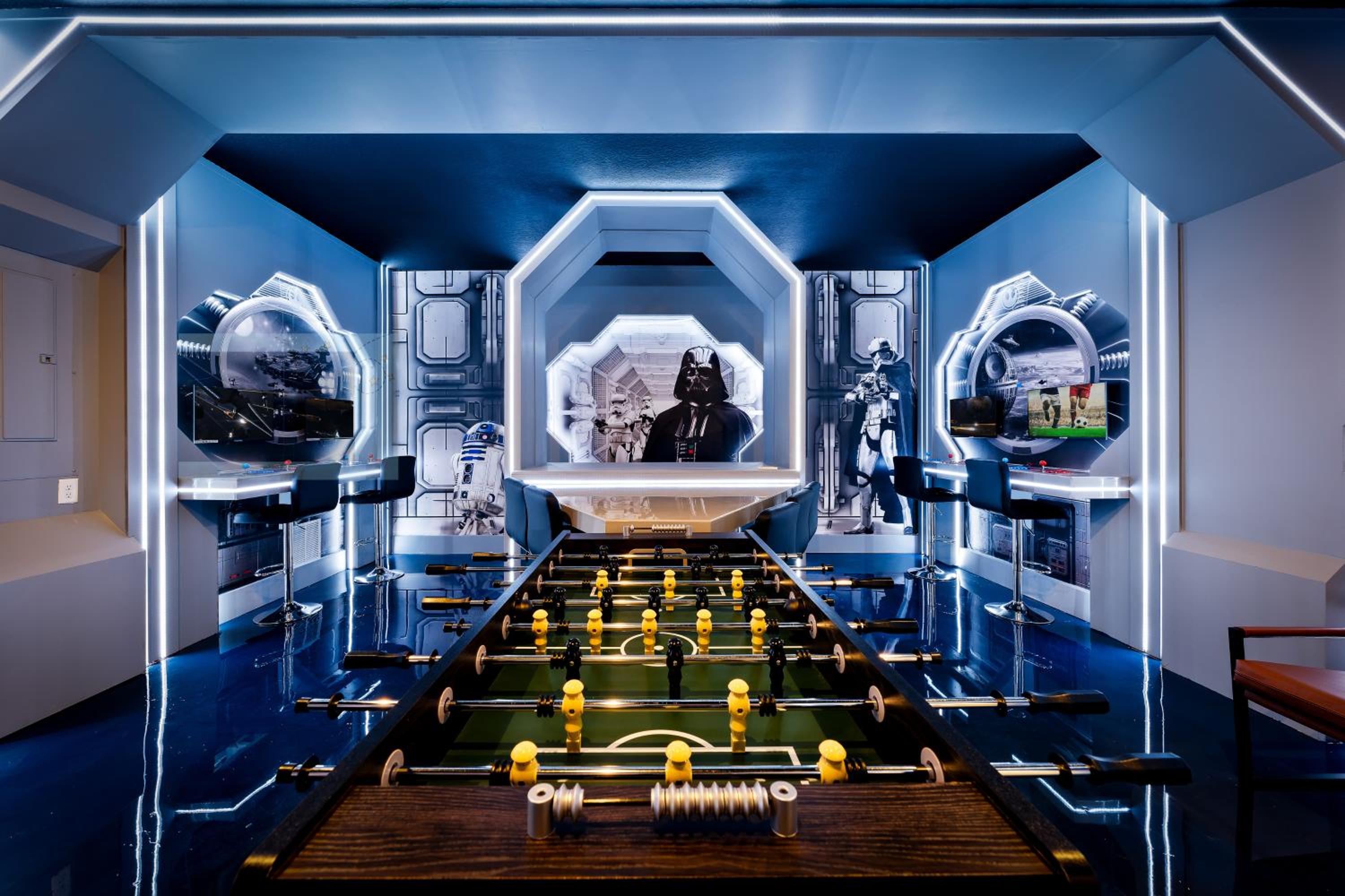 Orlando Oasis: Themed Rooms, Pool & Surf Simulator