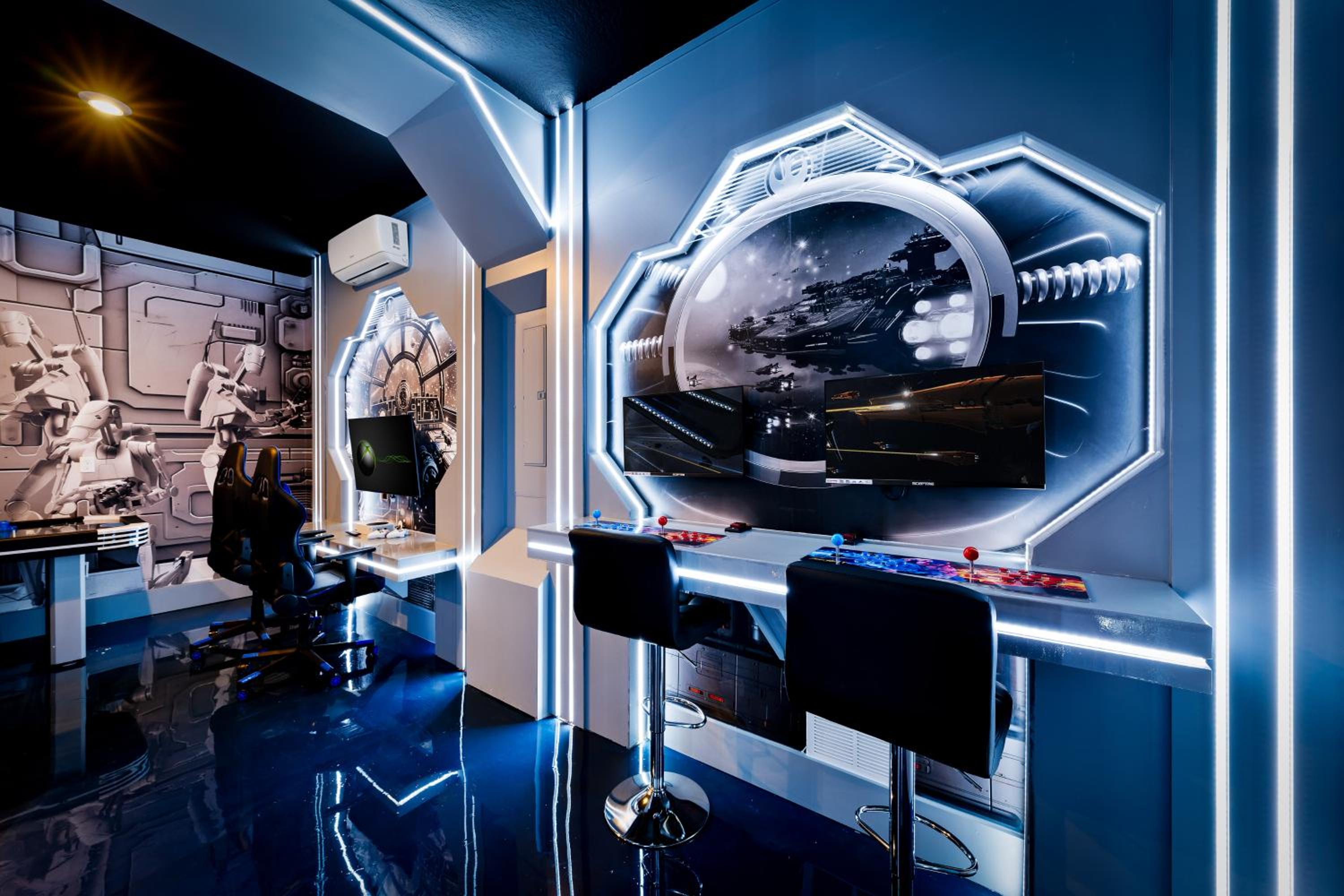 Orlando Oasis: Themed Rooms, Pool & Surf Simulator