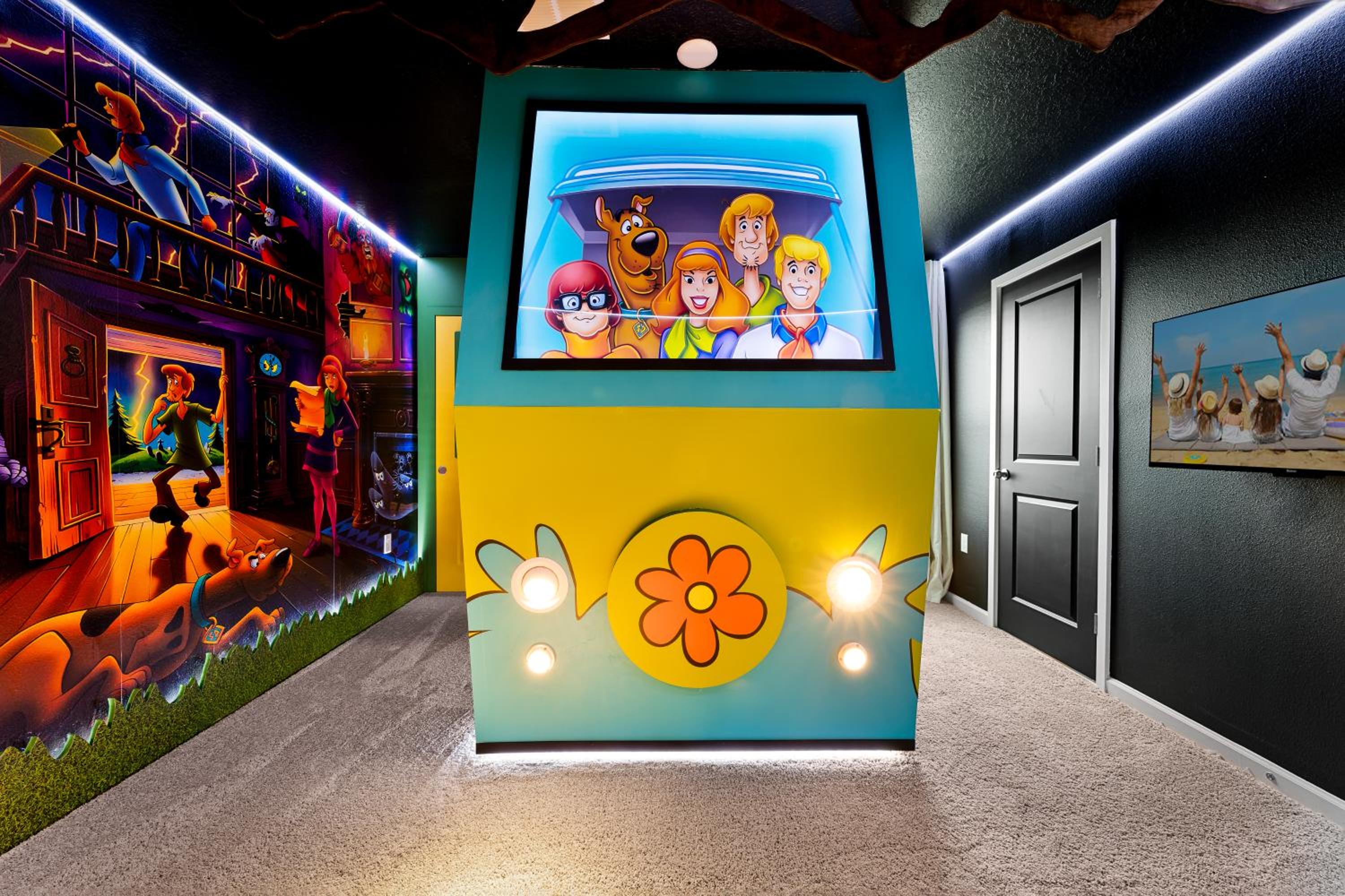 Orlando Oasis: Themed Rooms, Pool & Surf Simulator