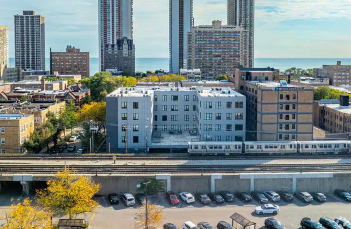 Steps from the Lake Edgewater Modern 2BD 2BA