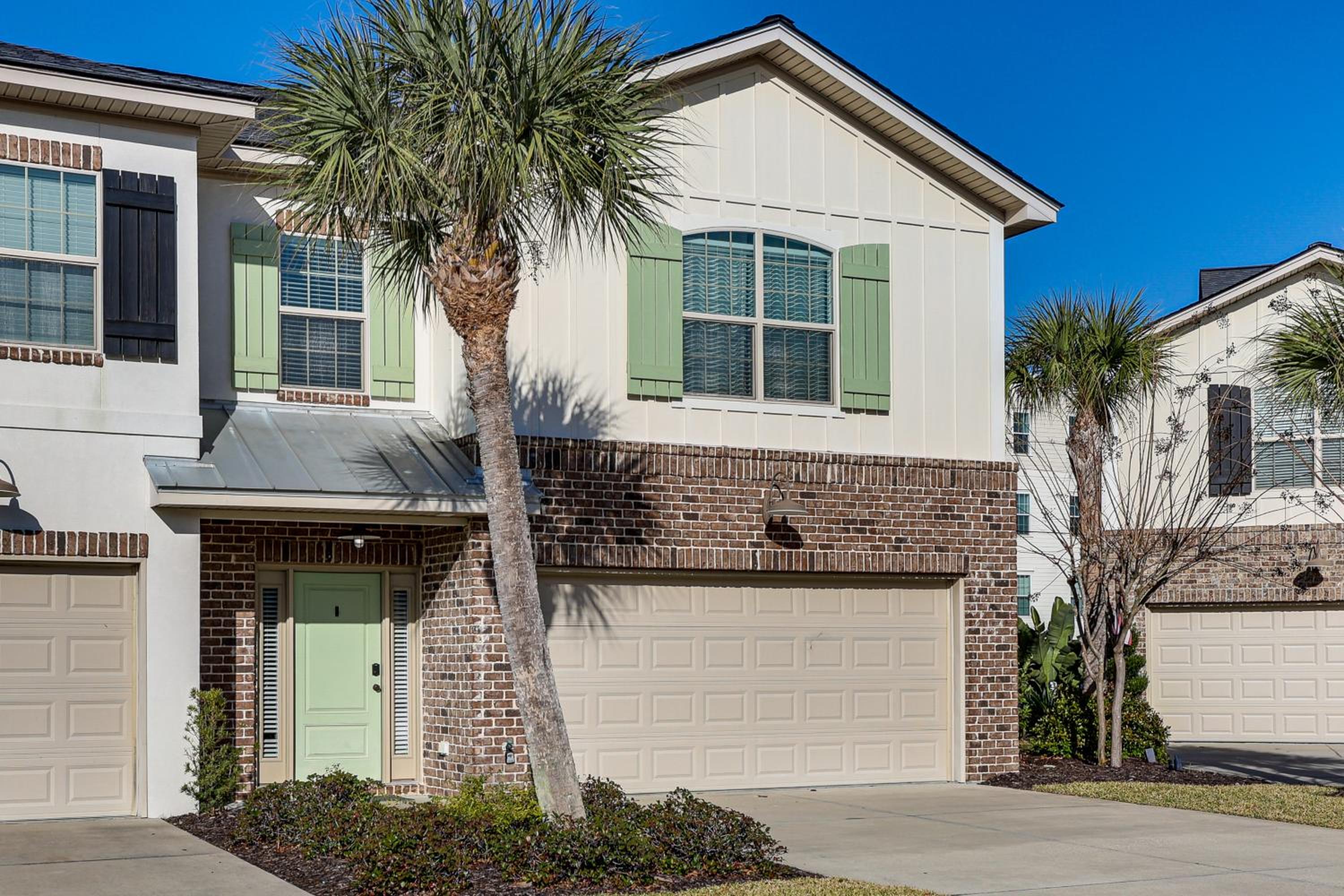 3 Mi to Pier Village Dog-Friendly St Simons Home!