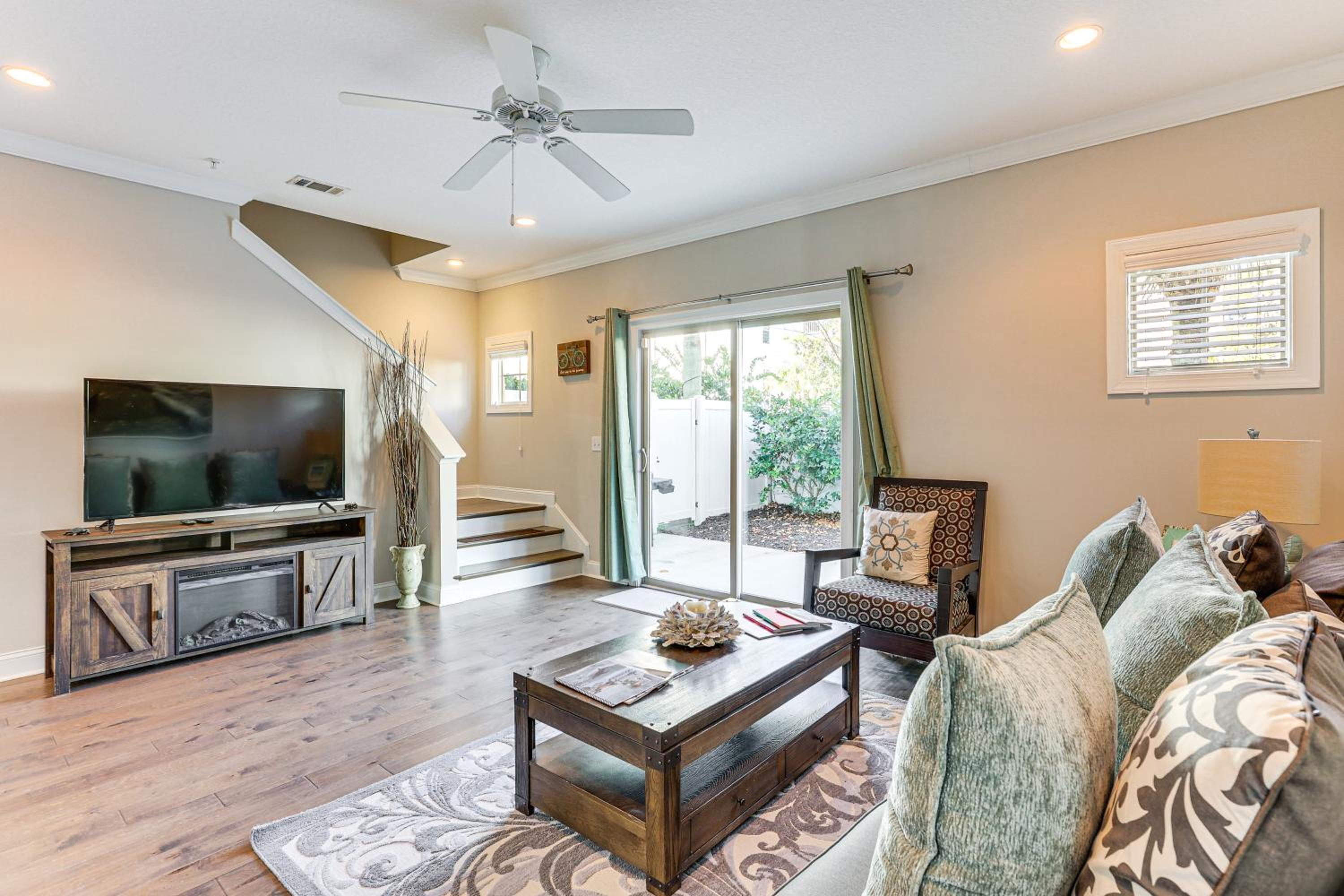 3 Mi to Pier Village Dog-Friendly St Simons Home!