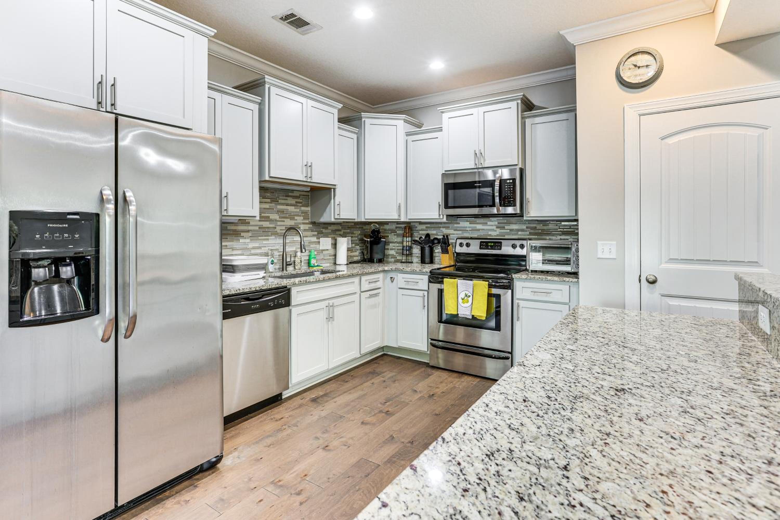 3 Mi to Pier Village Dog-Friendly St Simons Home!