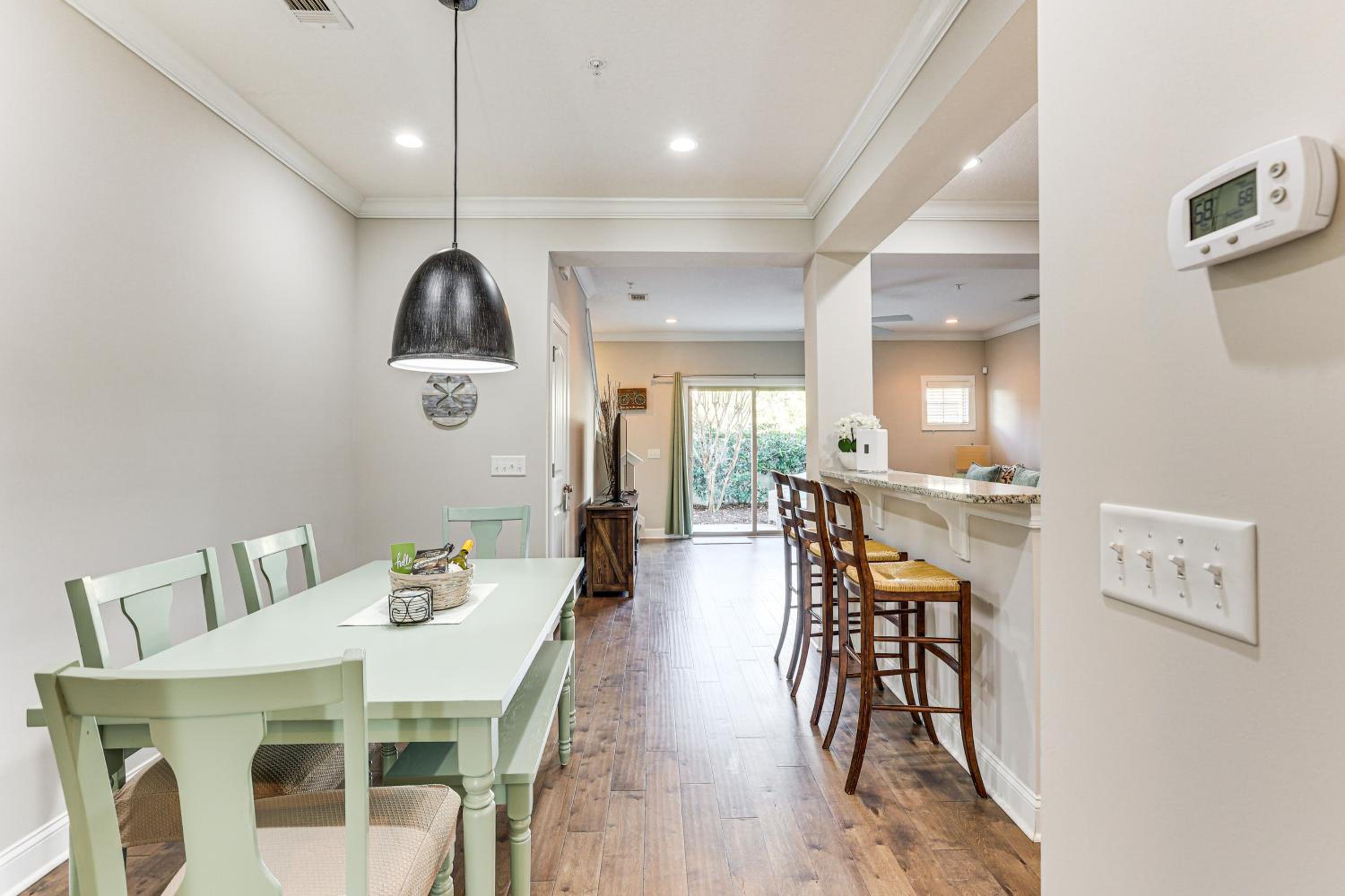 3 Mi to Pier Village Dog-Friendly St Simons Home!
