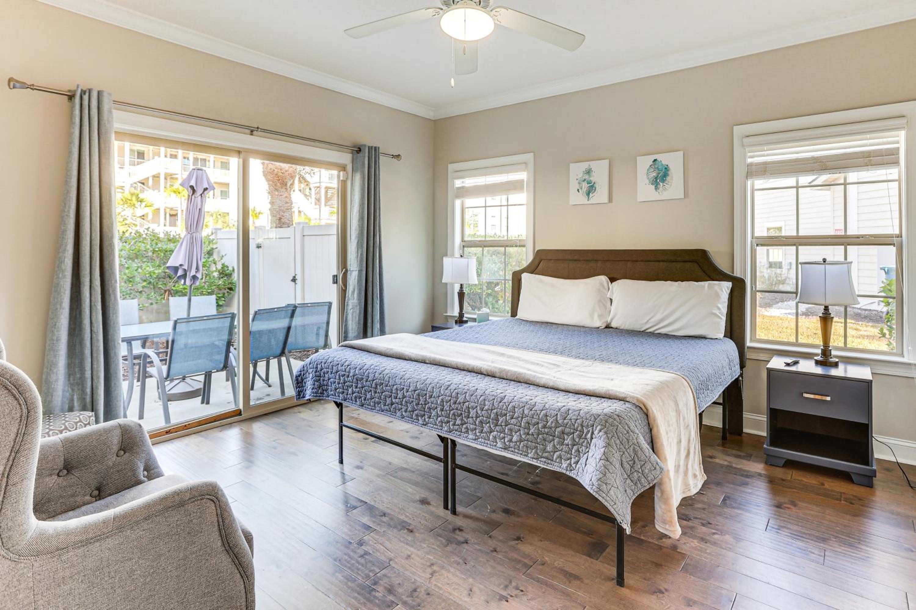 3 Mi to Pier Village Dog-Friendly St Simons Home!