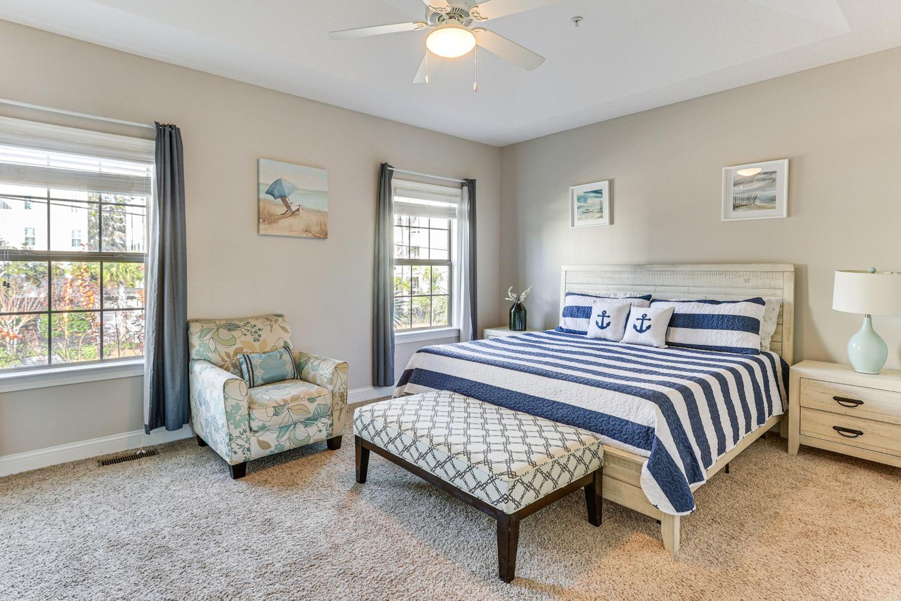 3 Mi to Pier Village Dog-Friendly St Simons Home!